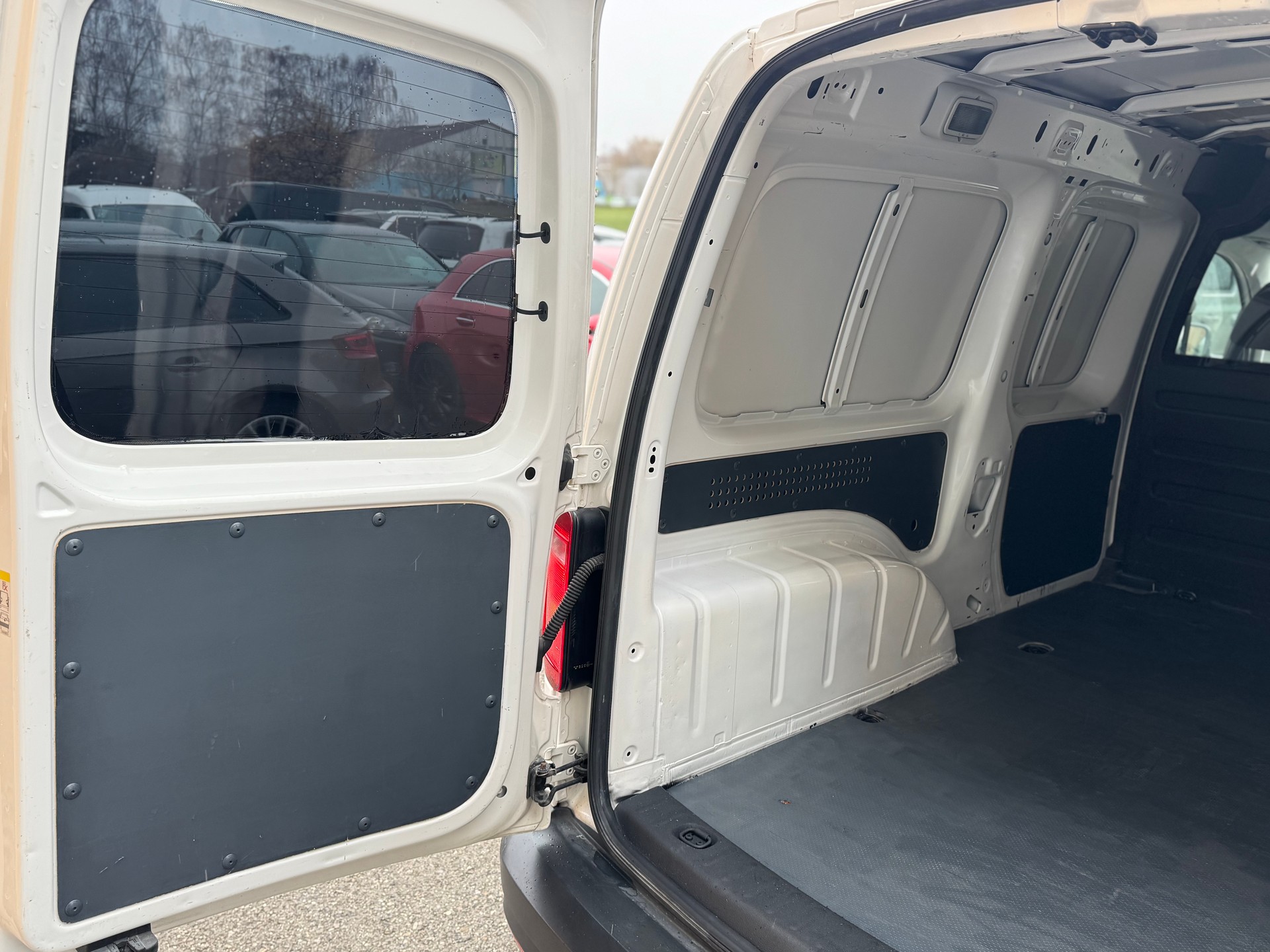 VW Caddy Maxi 2.0TDI 4Motion BlueMotion Technology-image-11
