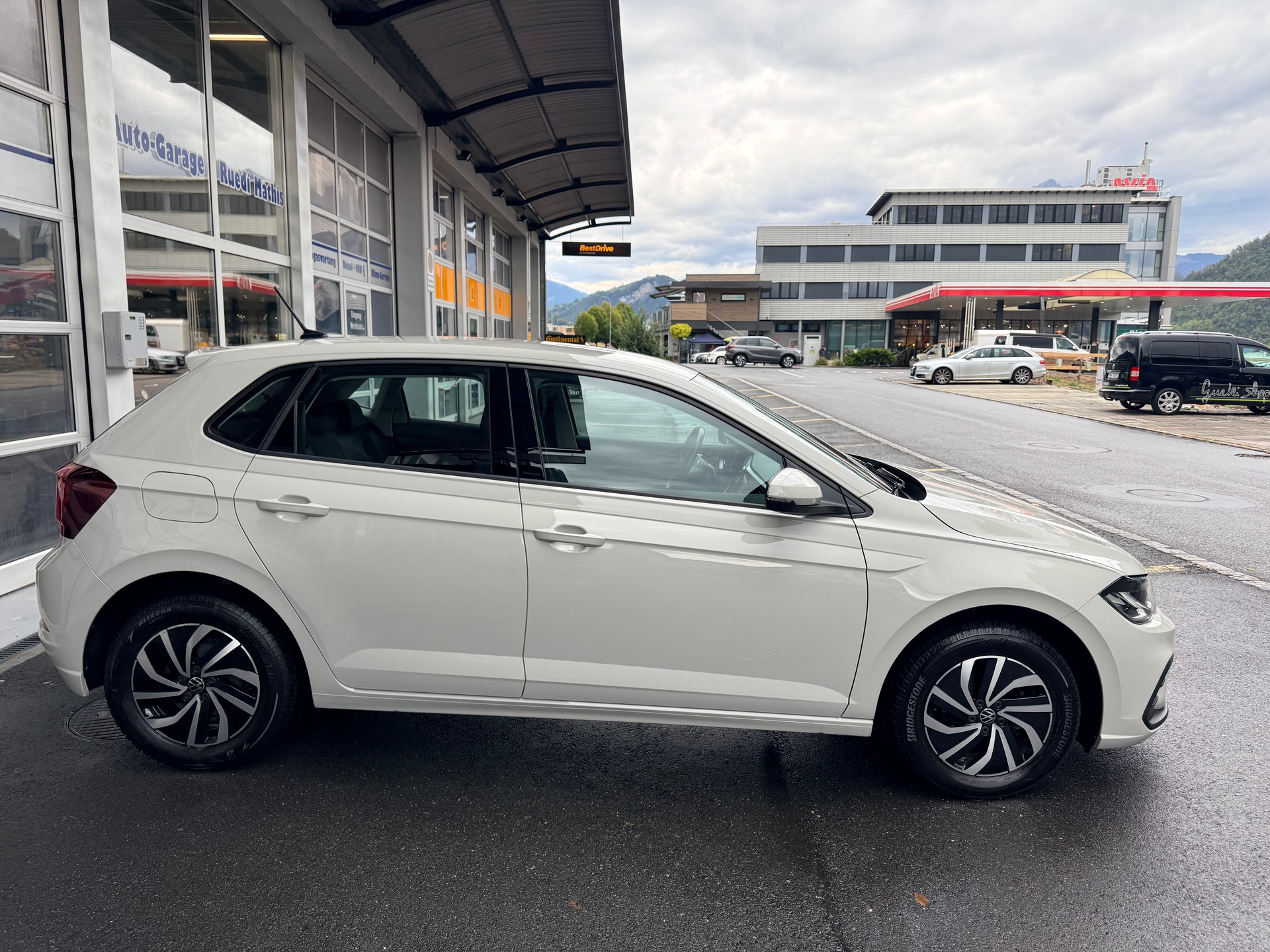 VW Polo 1.0 TSI Life Ascot Grey. CH-Fahrzeug 5 Gang.-image-2