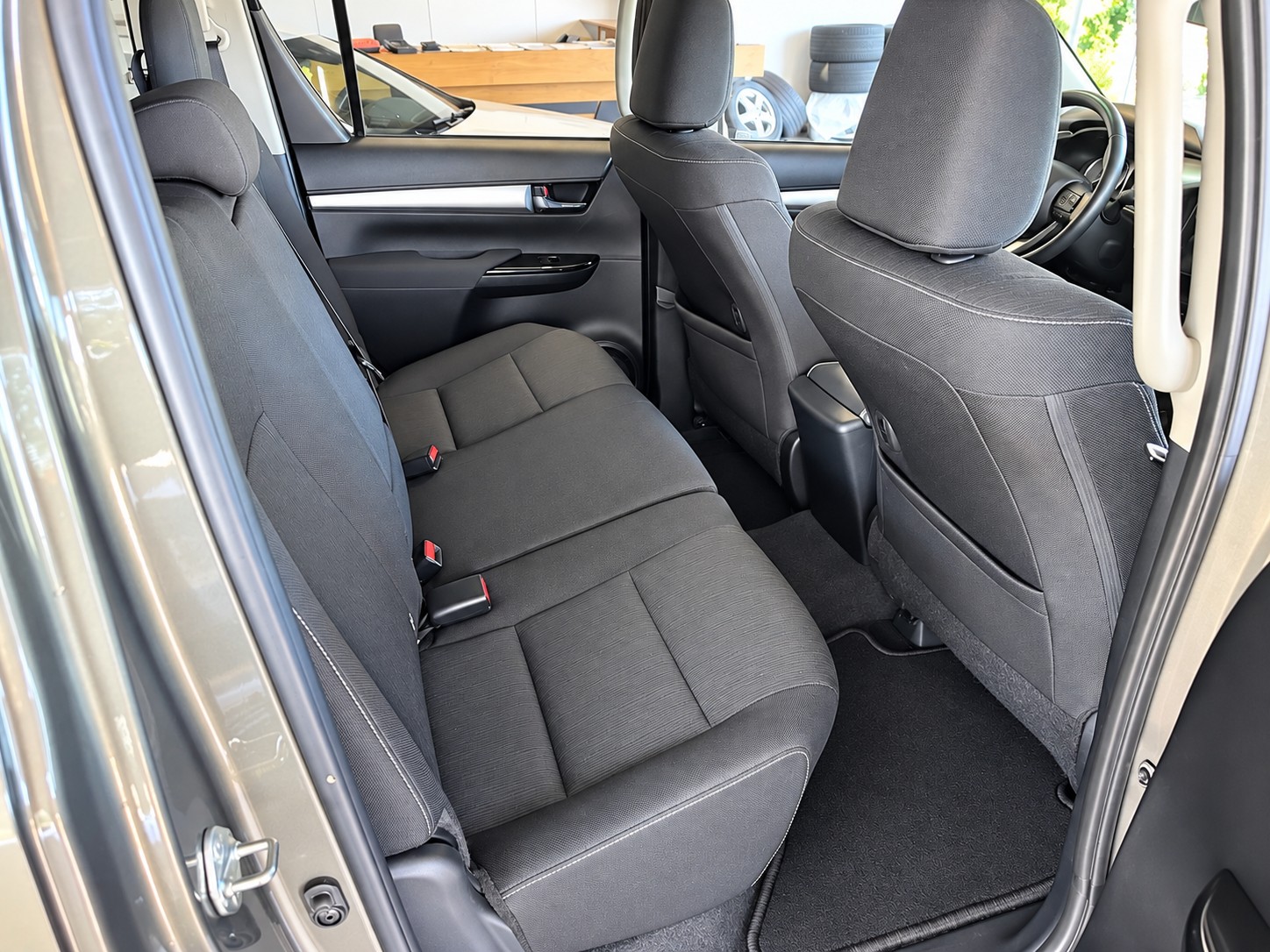 TOYOTA Hilux 2.8d MHEV Style Double Cab 4x4-image-9