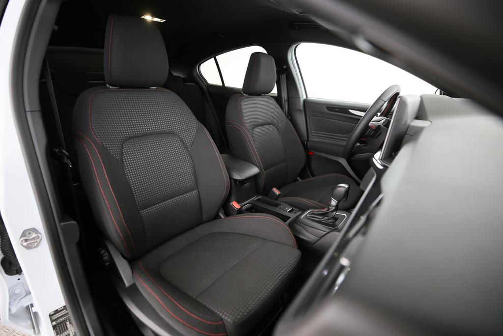 FORD Focus 1.0i EcoB Hybrid 155 ST-Line-image-5