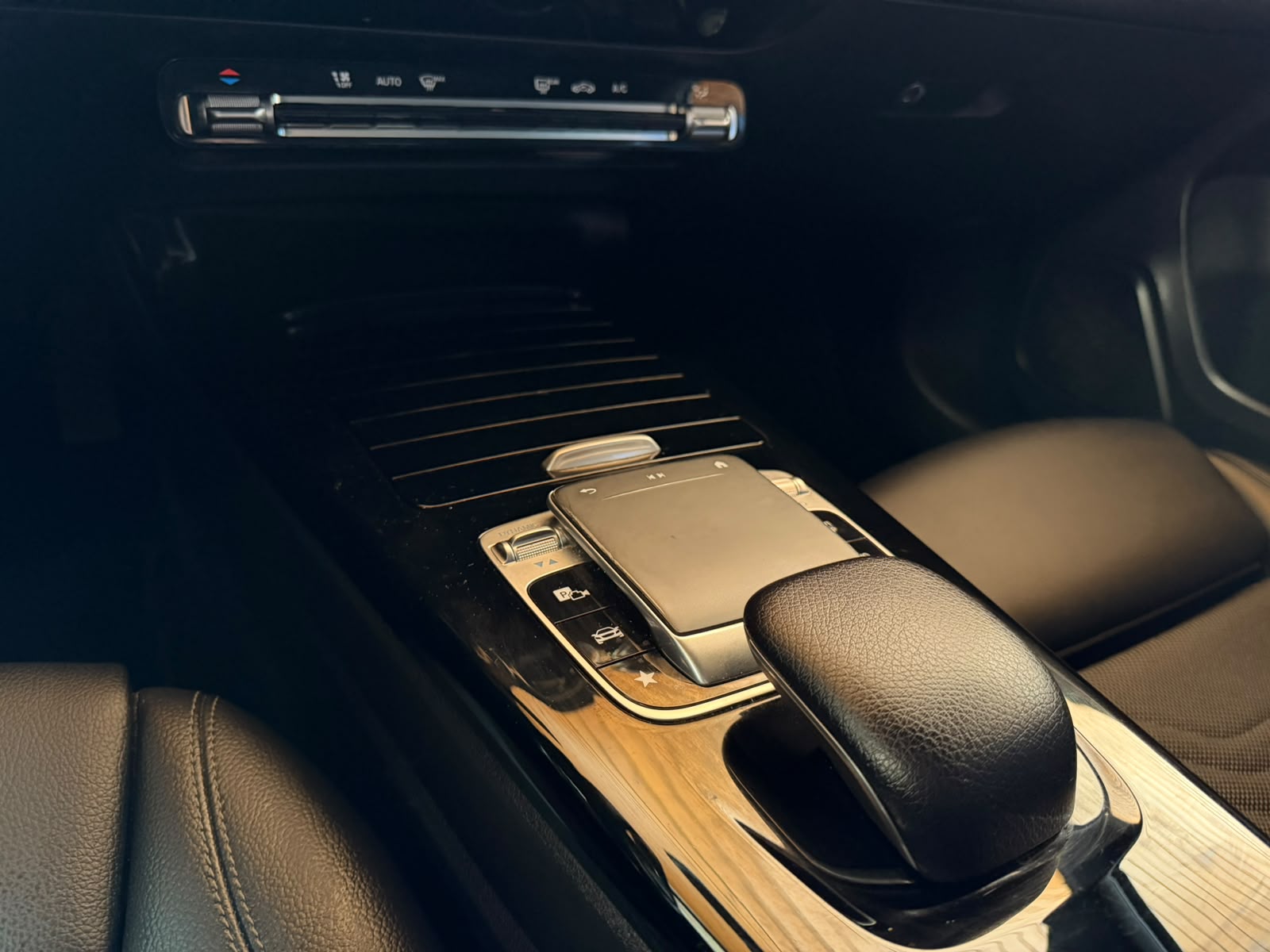 MERCEDES-BENZ A 220 Progressive 7G-DCT 4Matic-image-19