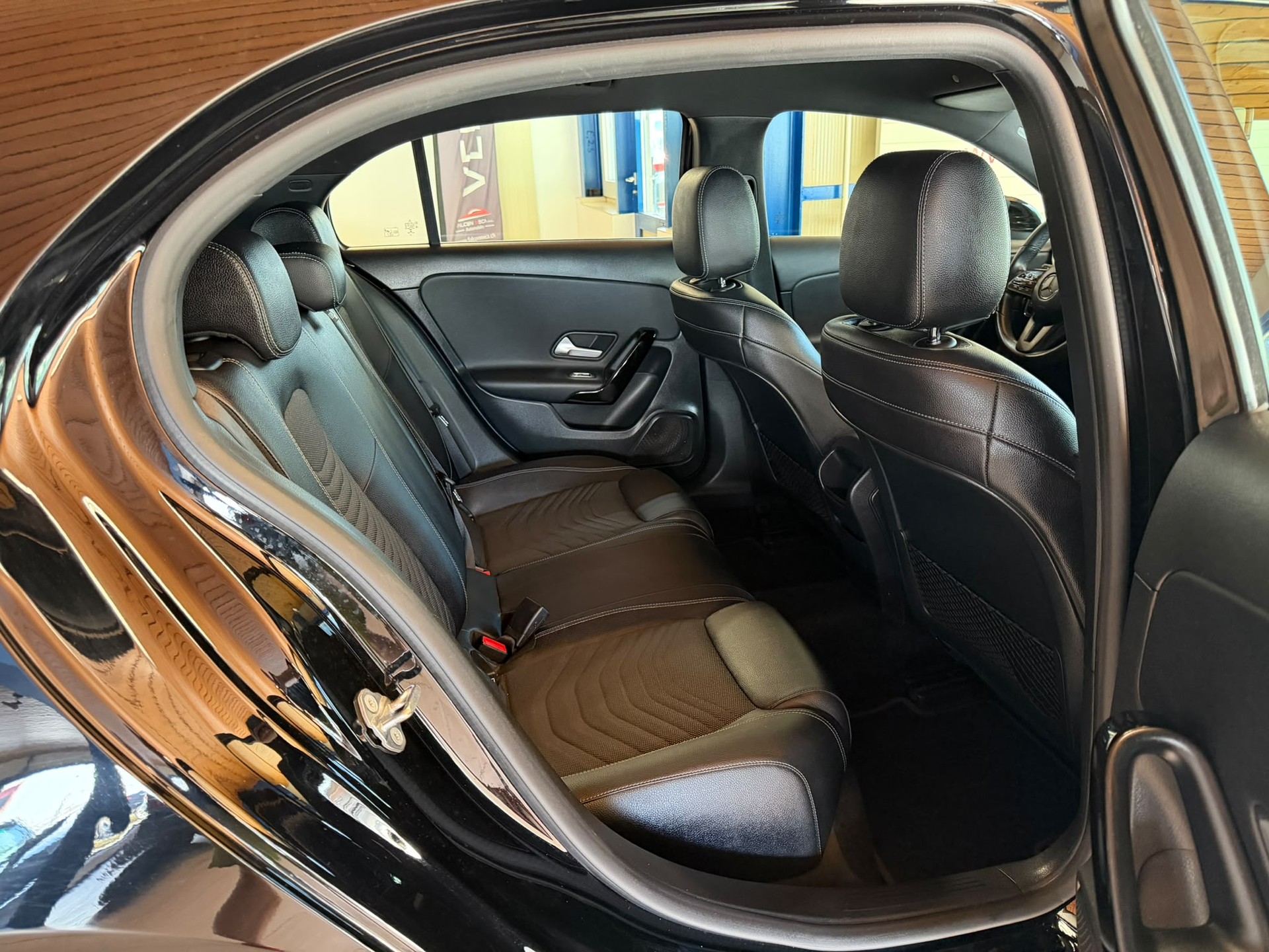 MERCEDES-BENZ A 220 Progressive 7G-DCT 4Matic-image-22