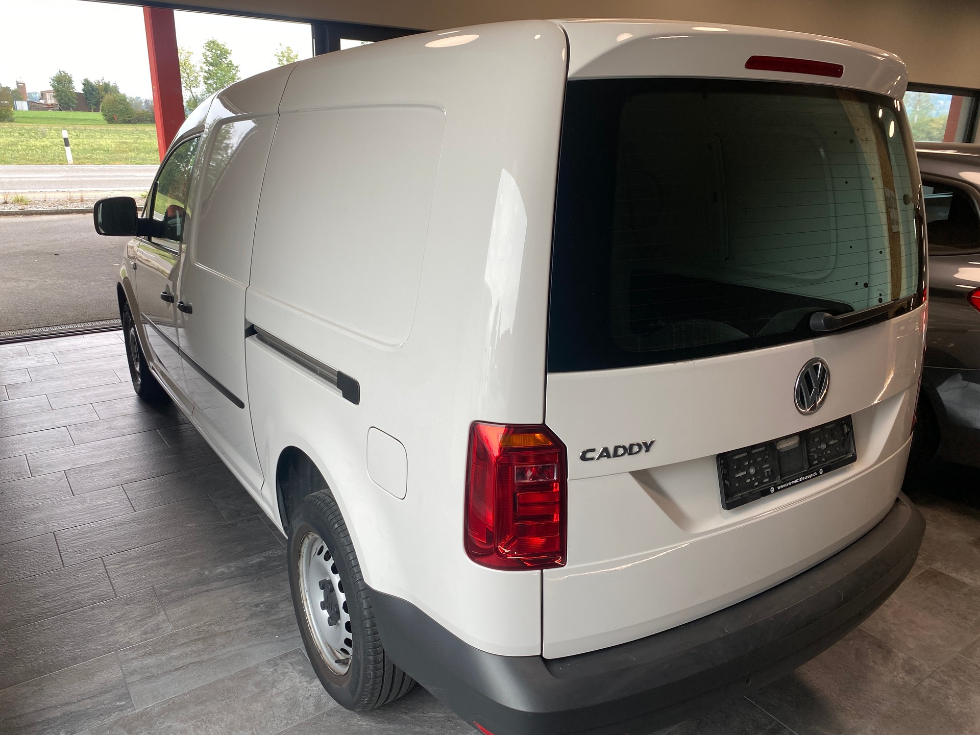 VW Caddy Maxi 2.0TDI BlueMotion Technology-image-1