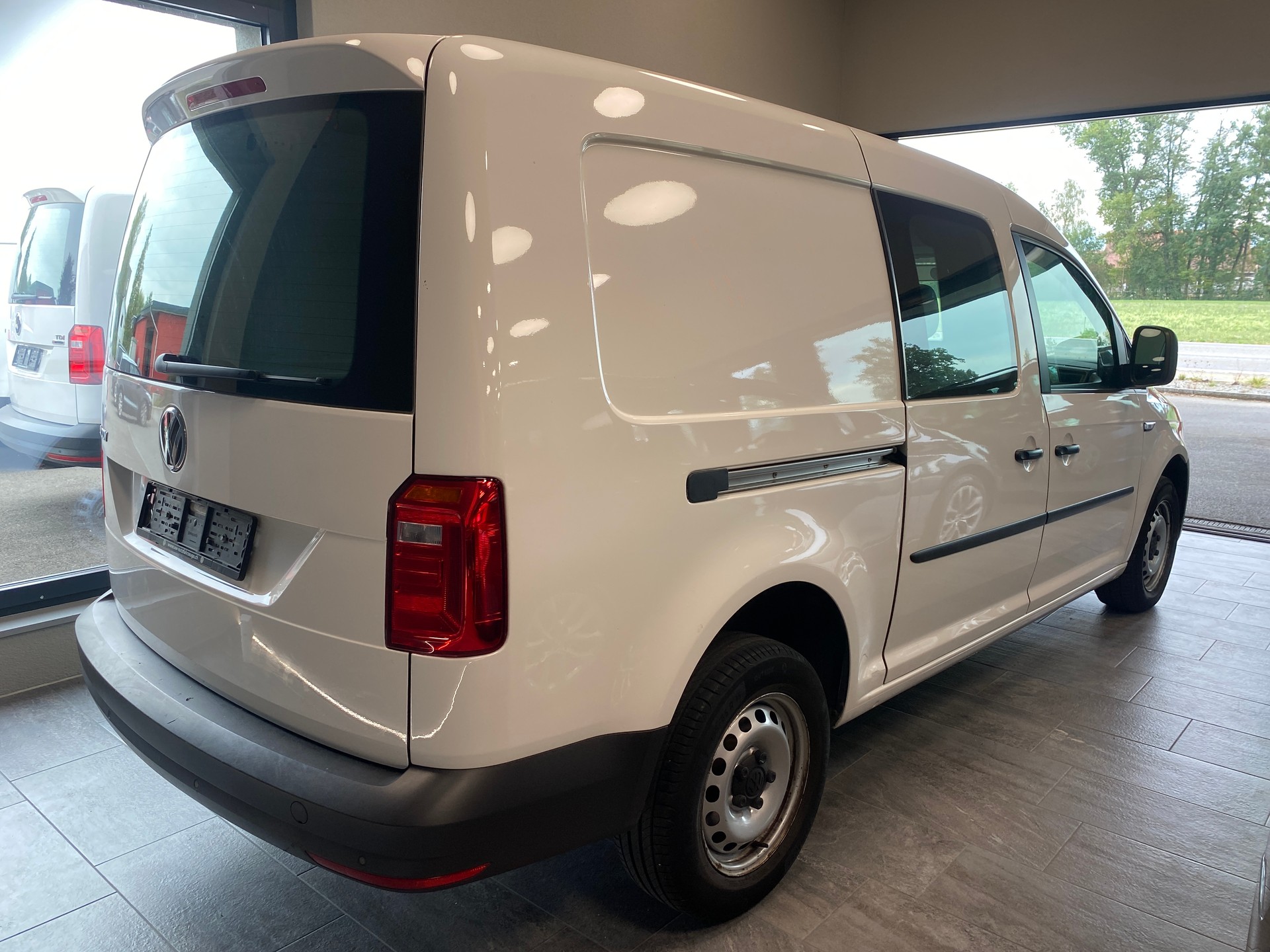 VW Caddy Maxi 2.0TDI BlueMotion Technology-image-2