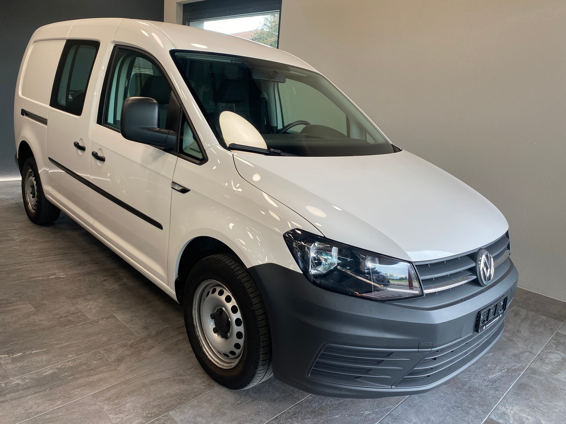 VW Caddy Maxi 2.0TDI BlueMotion Technology-image-3
