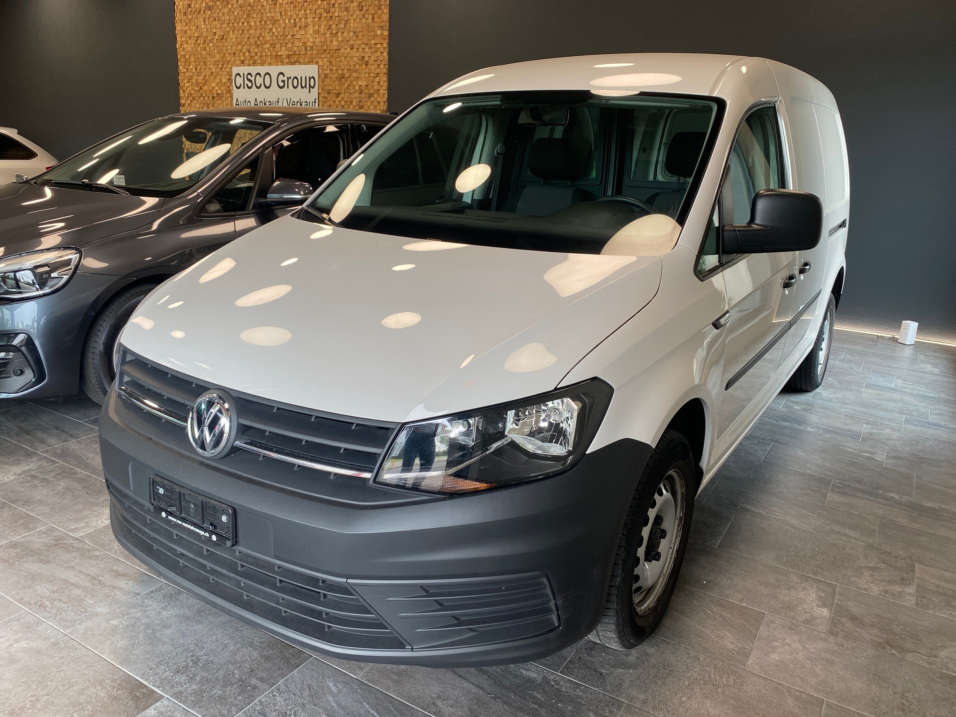VW Caddy Maxi 2.0TDI BlueMotion Technology-image-0