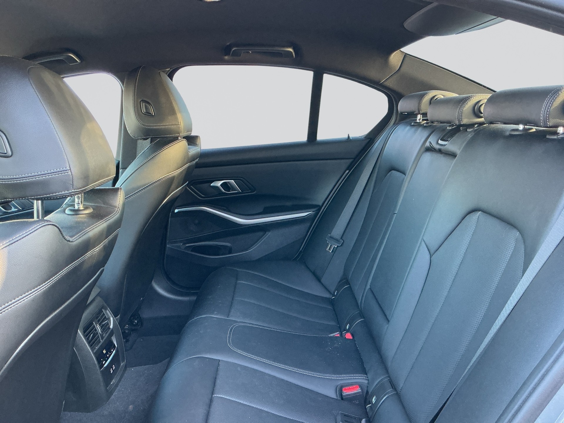 BMW 320i xDrive Steptronic M Sport-image-11