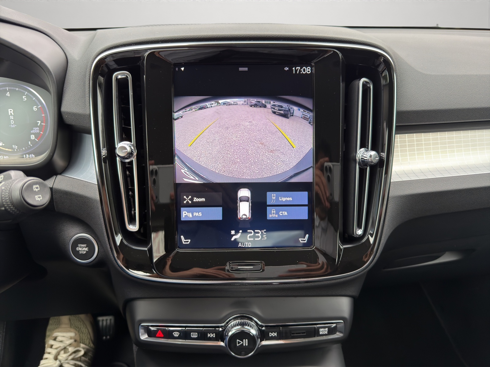 VOLVO XC40 2.0 T4 Momentum AWD-image-11