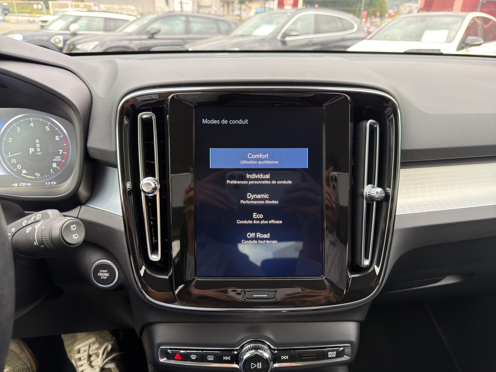 VOLVO XC40 2.0 T4 Momentum AWD-image-12