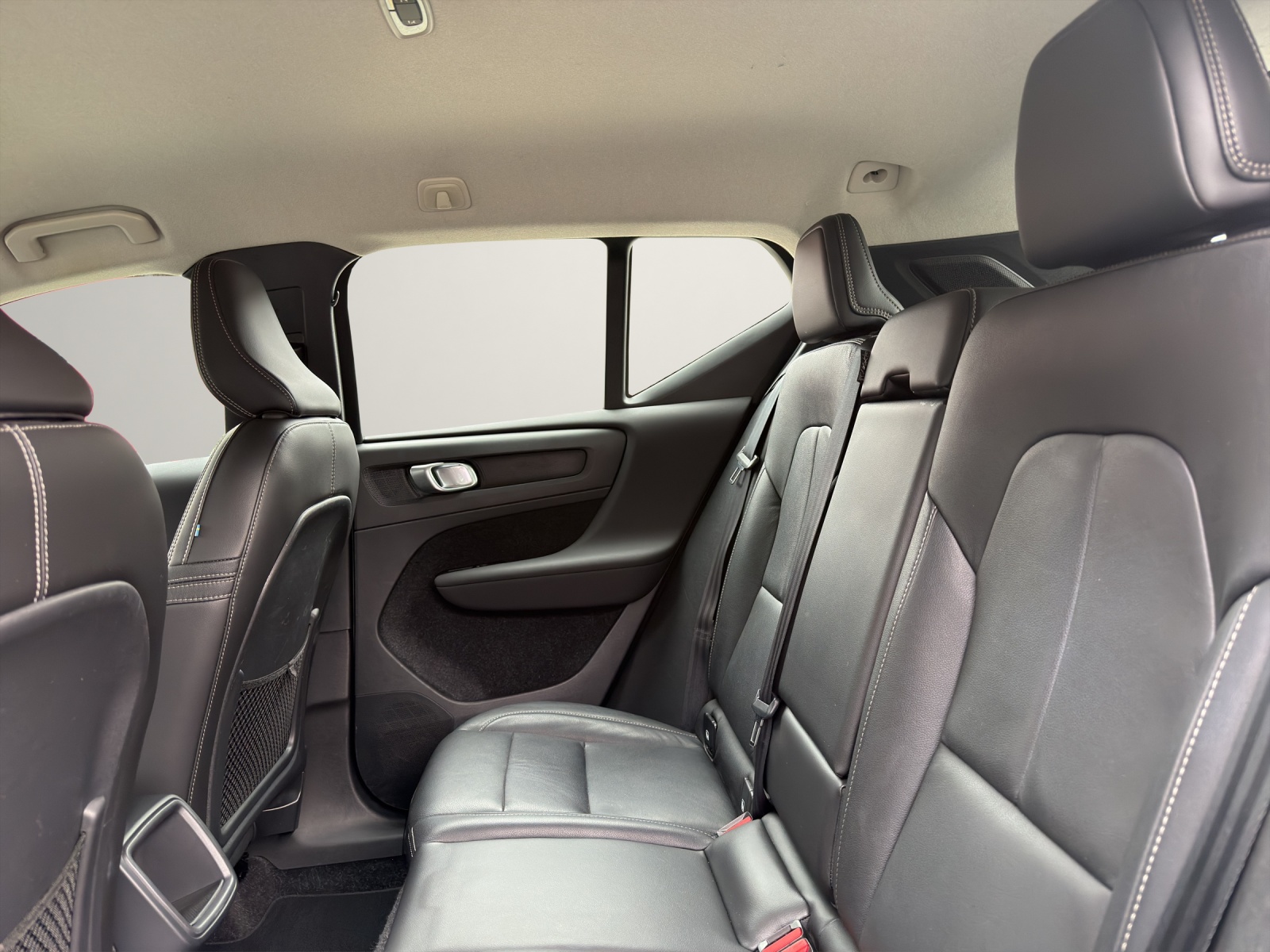 VOLVO XC40 2.0 T4 Momentum AWD-image-15