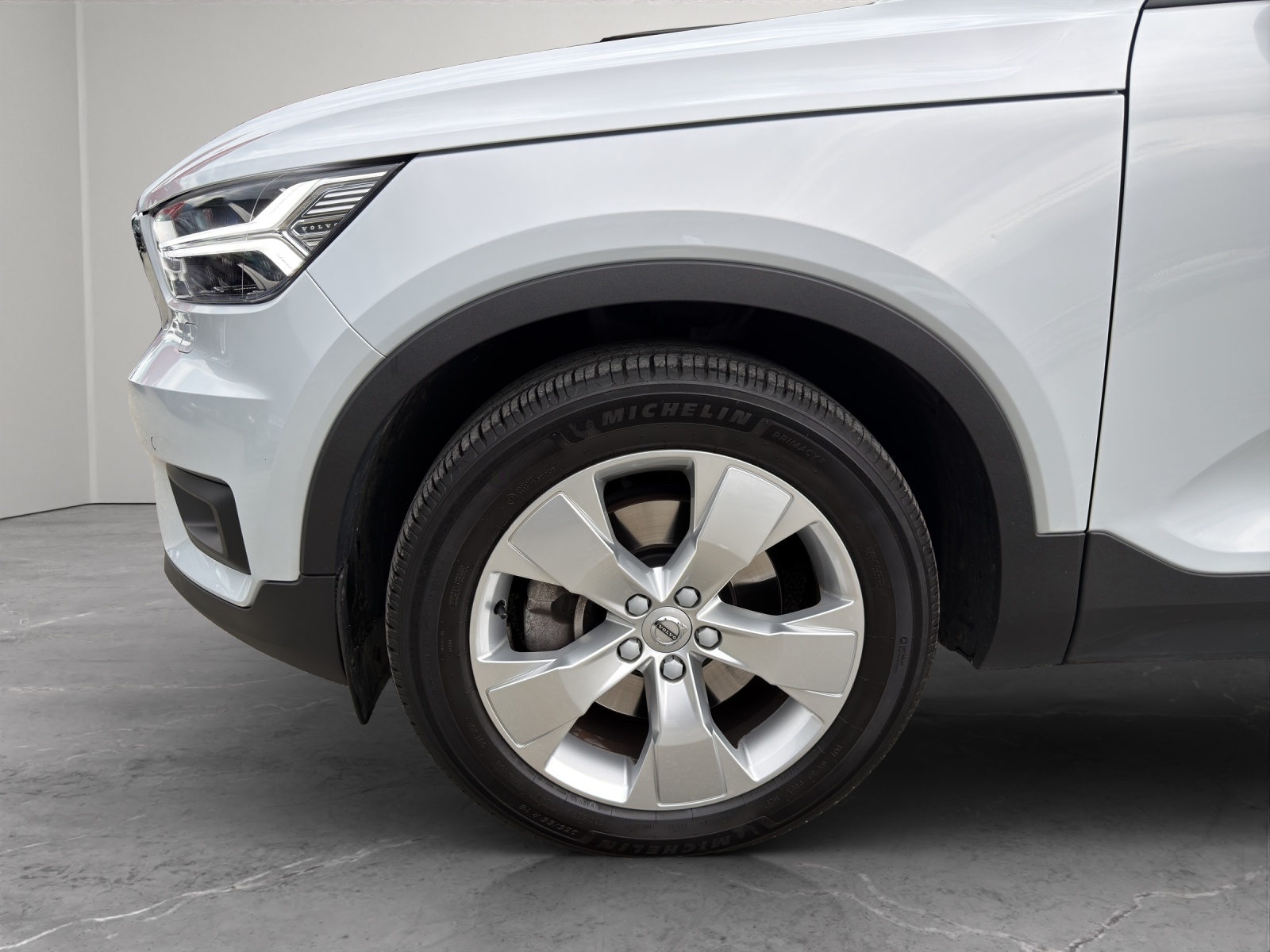 VOLVO XC40 2.0 T4 Momentum AWD-image-6