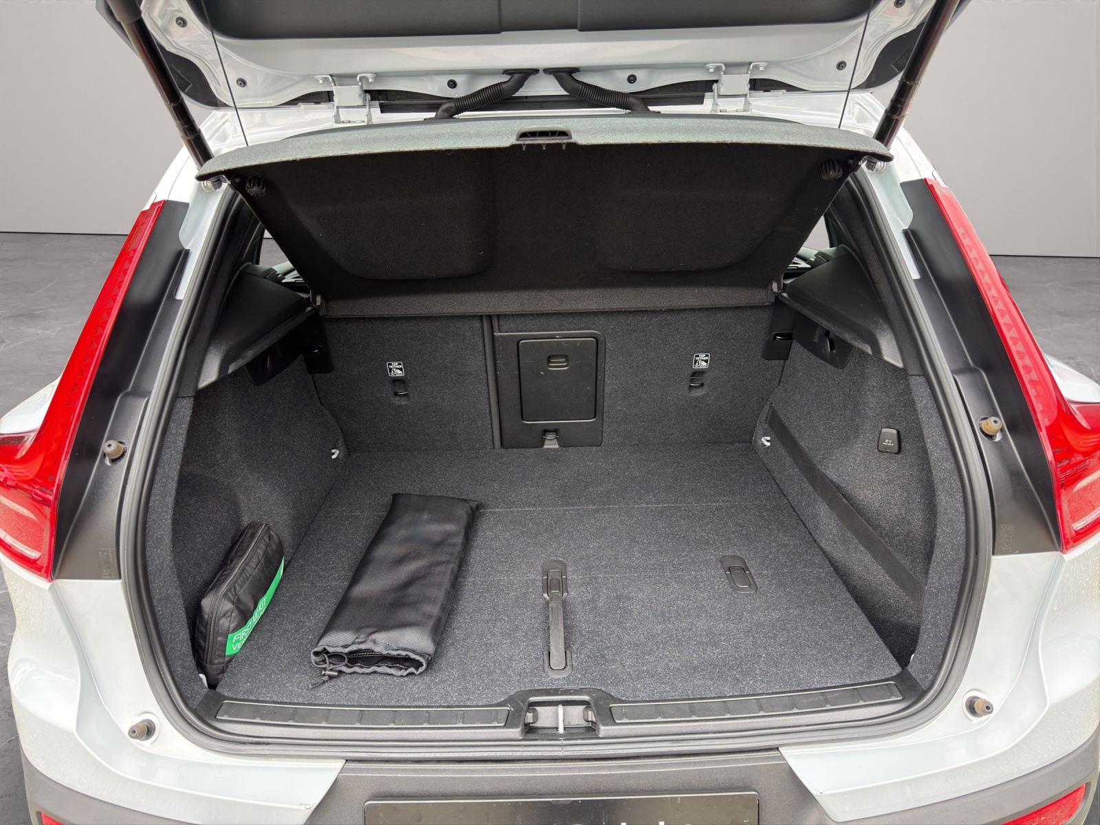 VOLVO XC40 2.0 T4 Momentum AWD-image-16