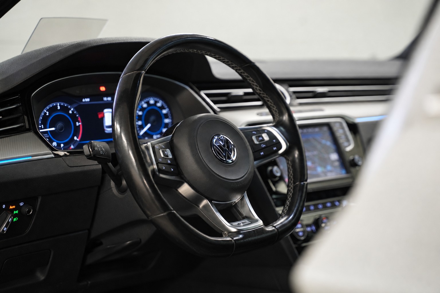 VW Passat Variant 2.0 TDI BMT R-LINE DSG 4Motion-image-7