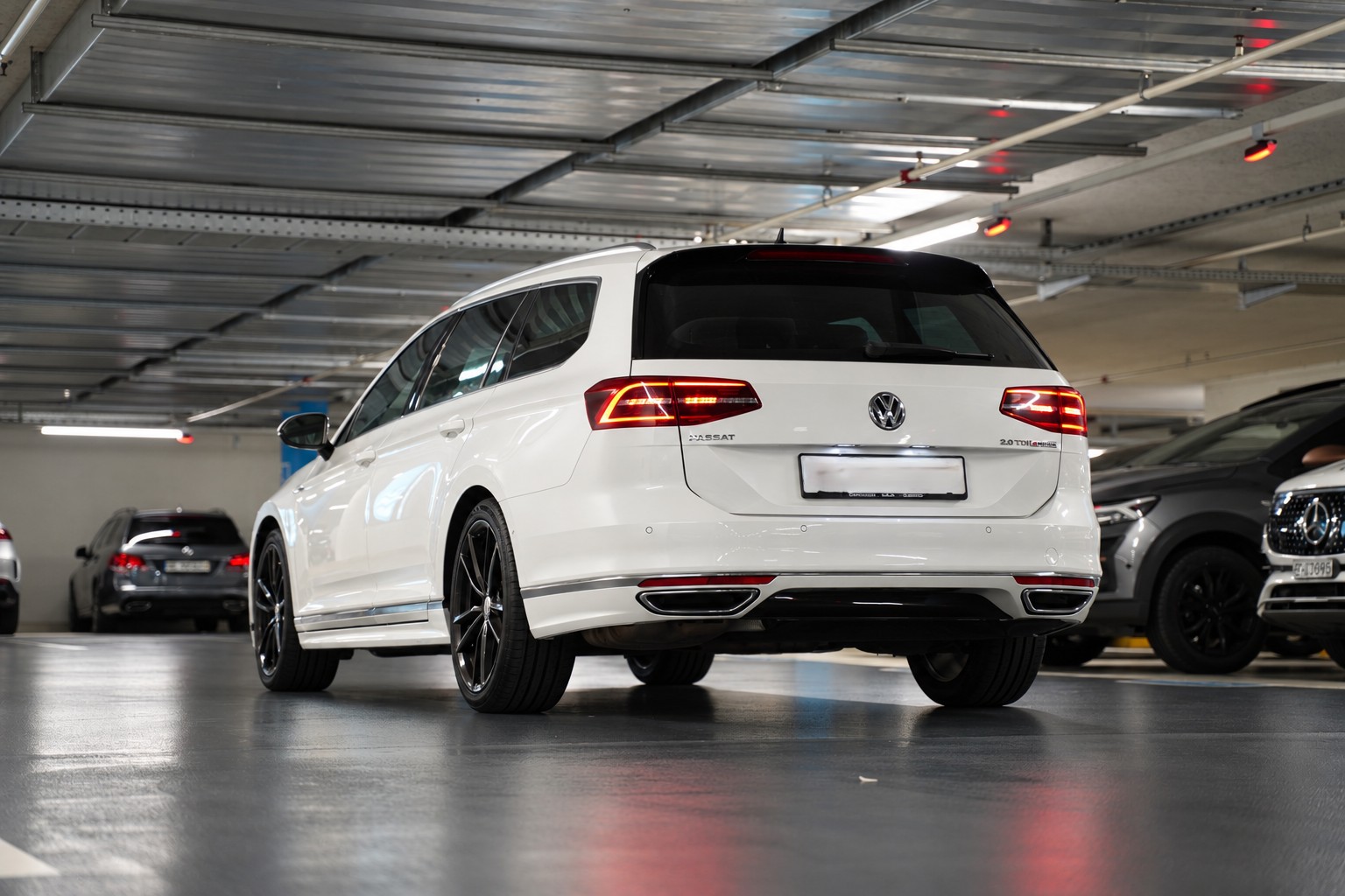 VW Passat Variant 2.0 TDI BMT R-LINE DSG 4Motion-image-2