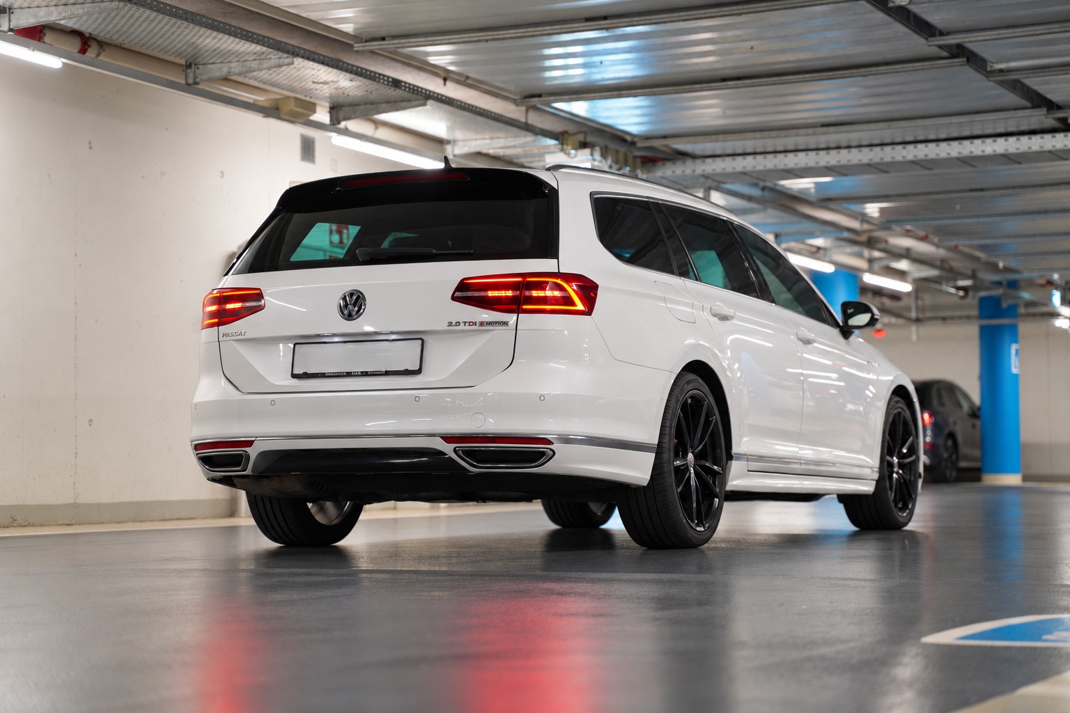 VW Passat Variant 2.0 TDI BMT R-LINE DSG 4Motion-image-3