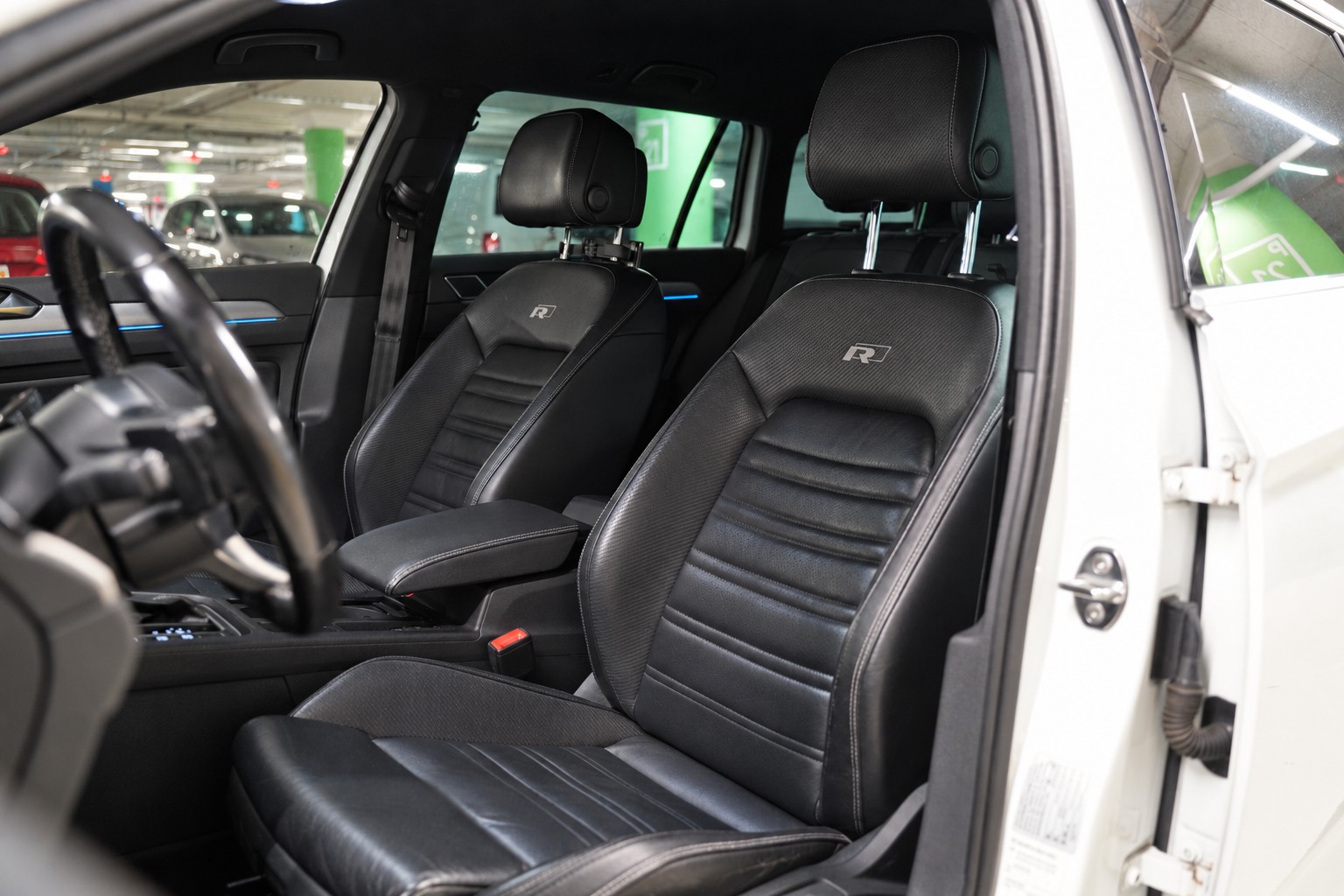 VW Passat Variant 2.0 TDI BMT R-LINE DSG 4Motion-image-10