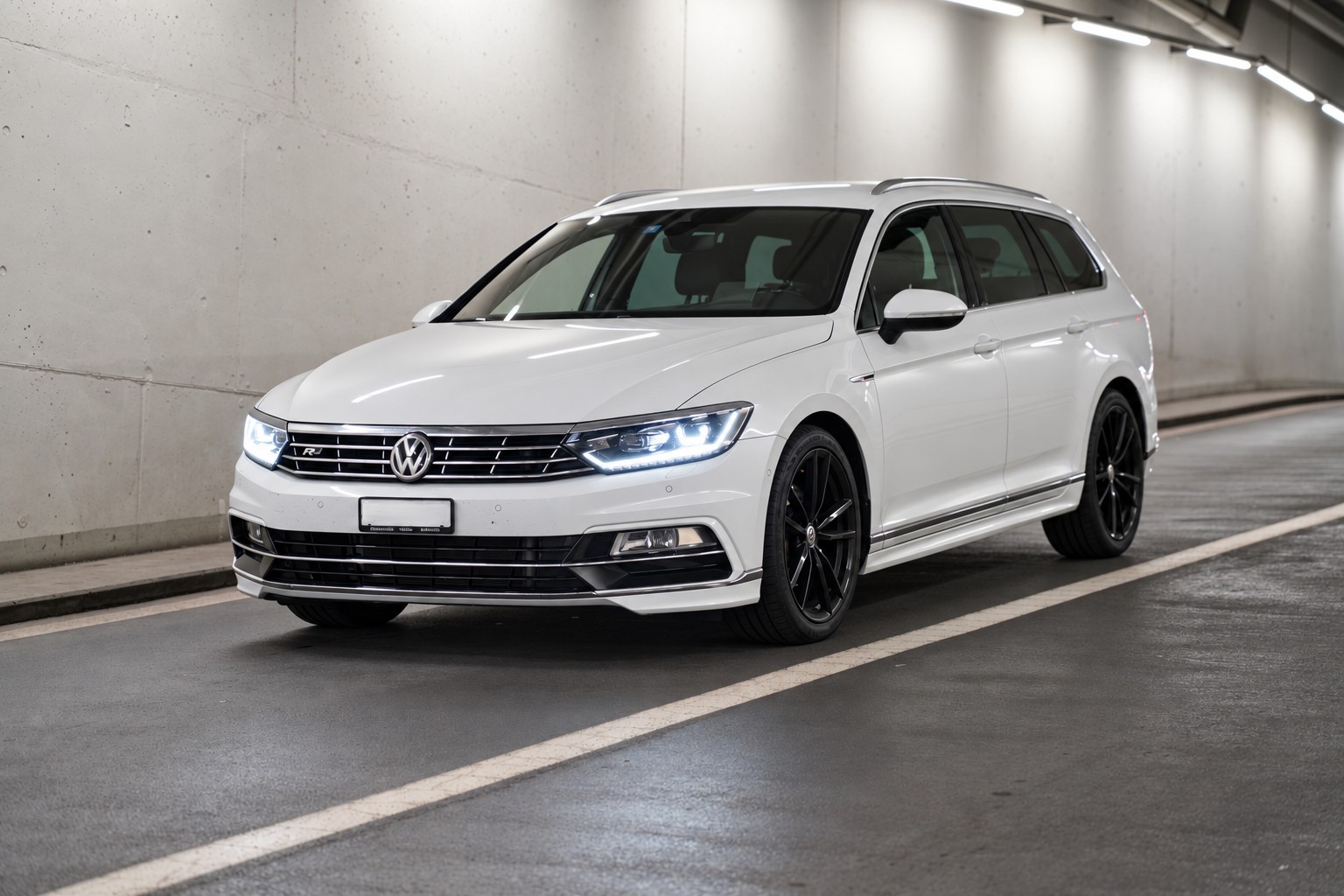 VW Passat Variant 2.0 TDI BMT R-LINE DSG 4Motion-image-1