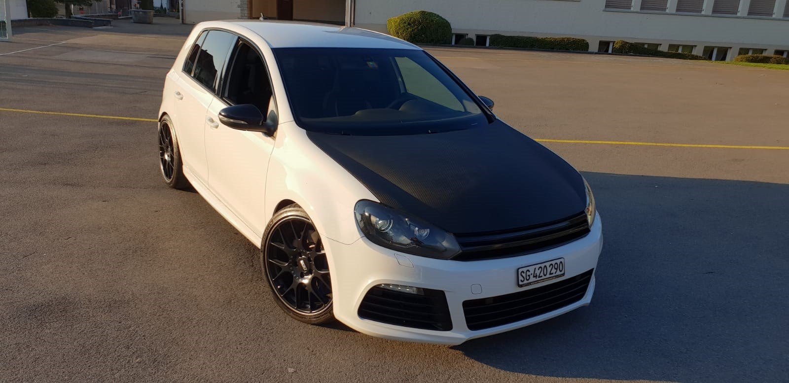 VW Golf 2.0 TSI R 4Motion-image-2