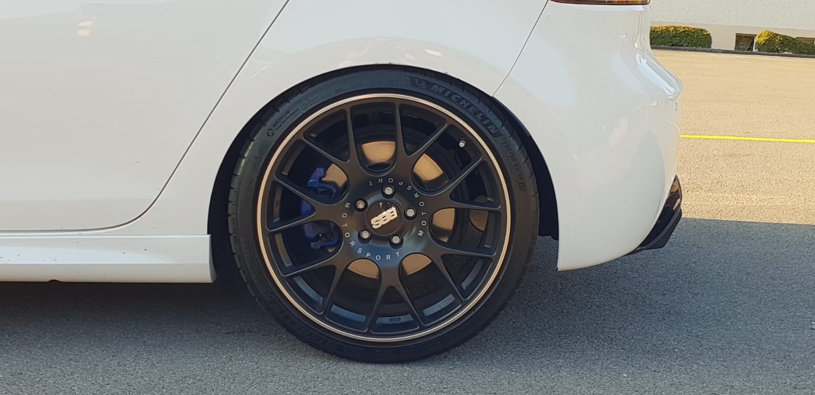 VW Golf 2.0 TSI R 4Motion-image-3
