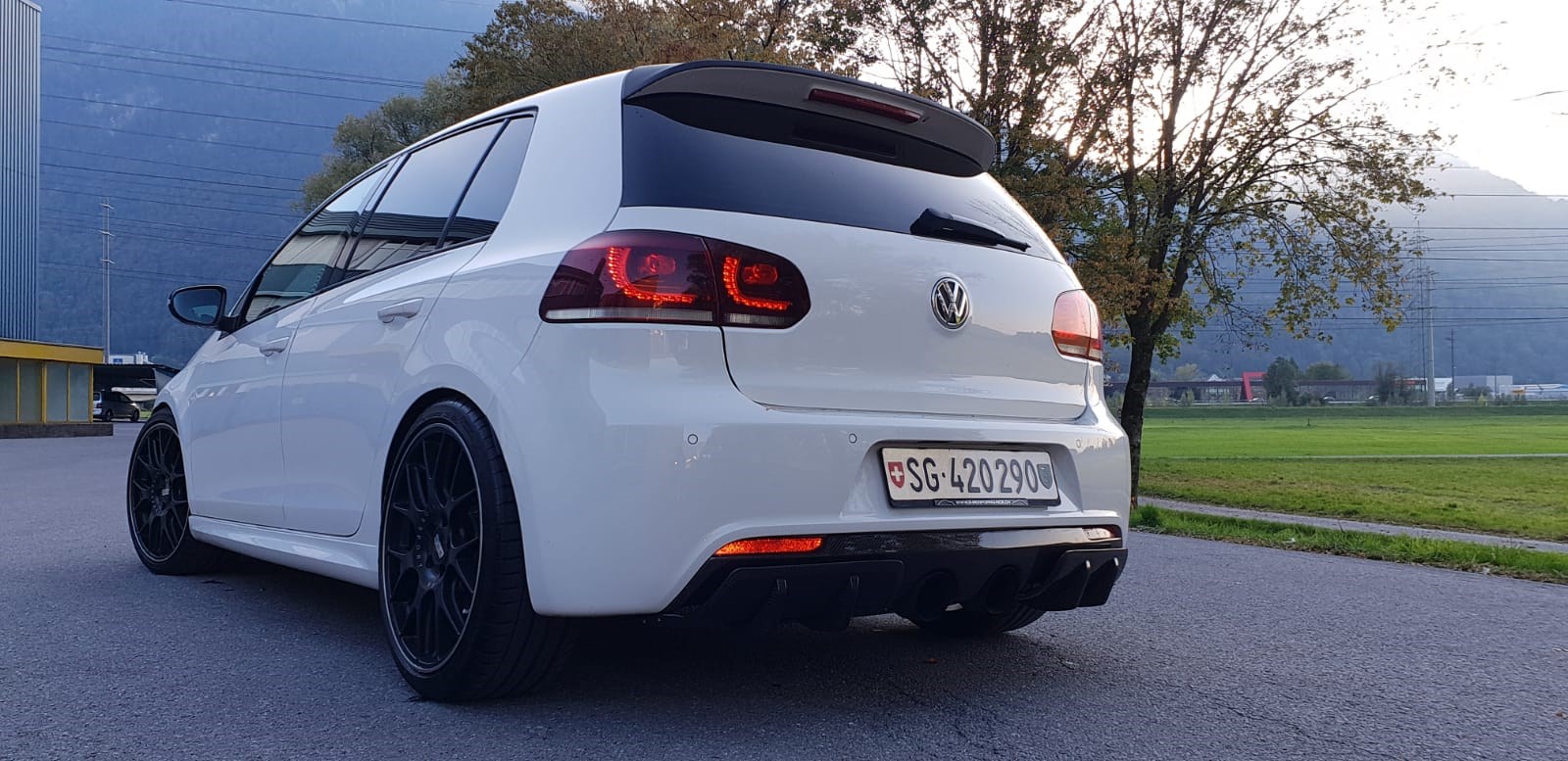 VW Golf 2.0 TSI R 4Motion-image-4