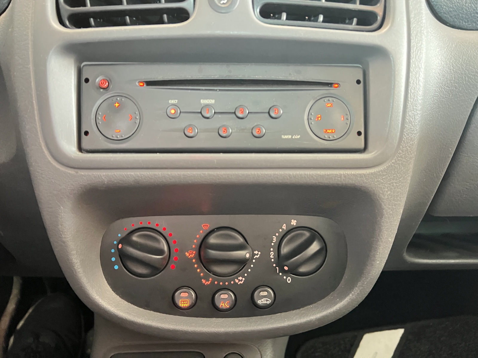 RENAULT Clio 1.4-16 RT-image-12