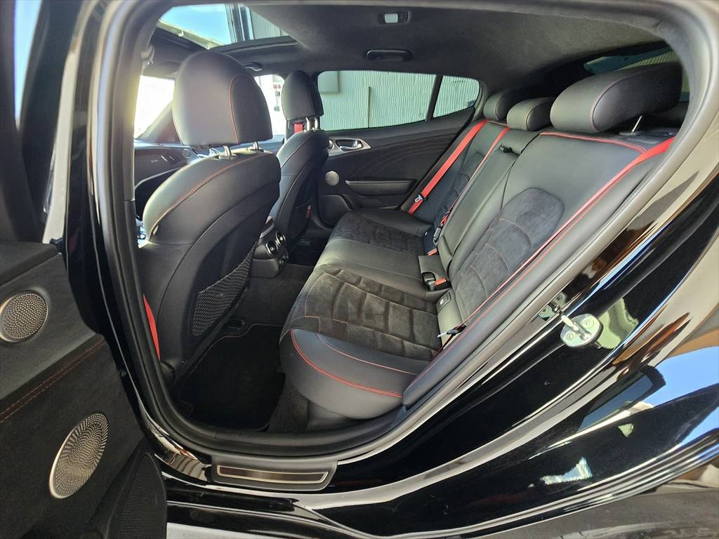 KIA Stinger 3.3 T-GDi GT Automat AWD-image-9