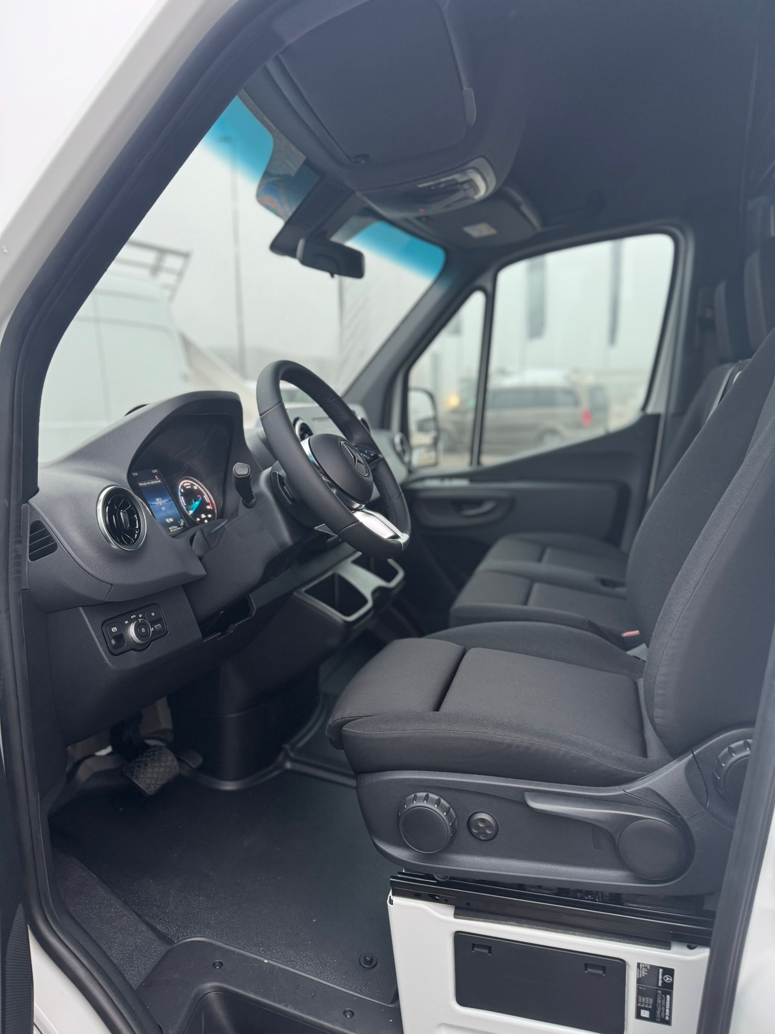 MERCEDES-BENZ eSprinter 320 81kWh Standard Normal Pro-image-2