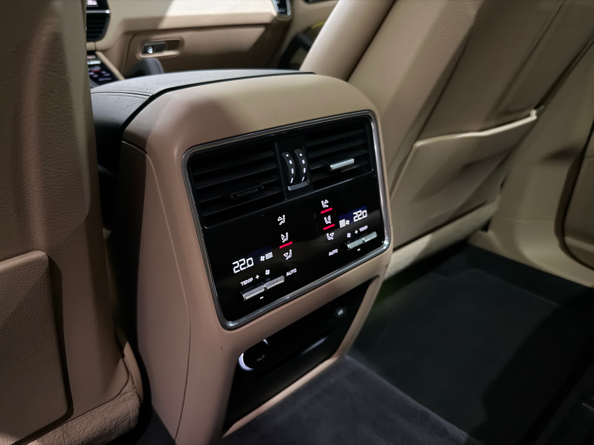 PORSCHE Cayenne E-Hybrid (CH) AHK 3500KG-image-23