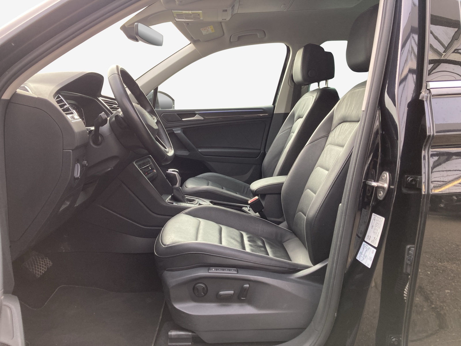 VW Tiguan 2.0 TDI SCR Elegance 4Motion DSG-image-7