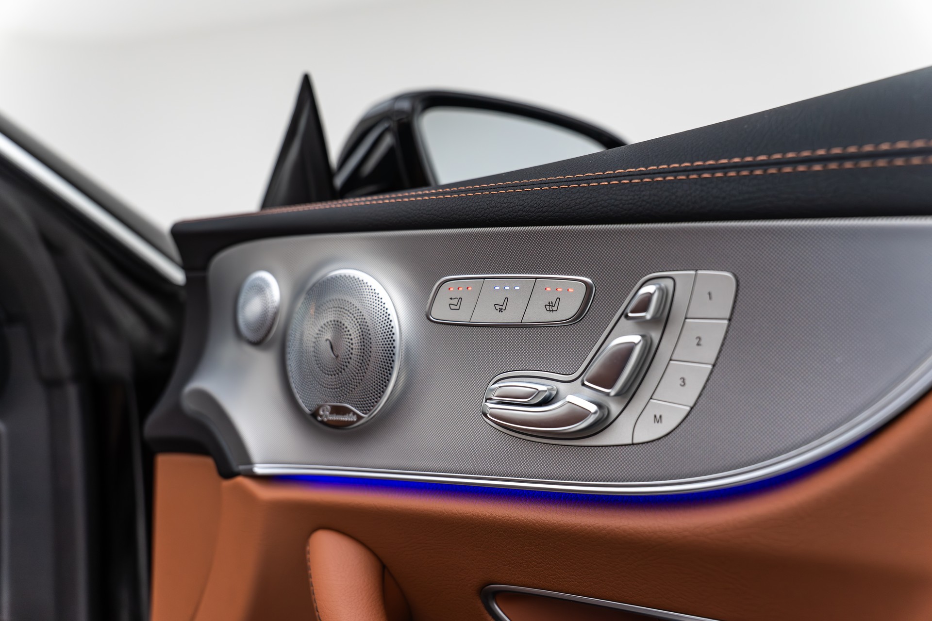 MERCEDES-BENZ E 400 Cabriolet AMG Line 4 Matic 9G-Tronic-image-29