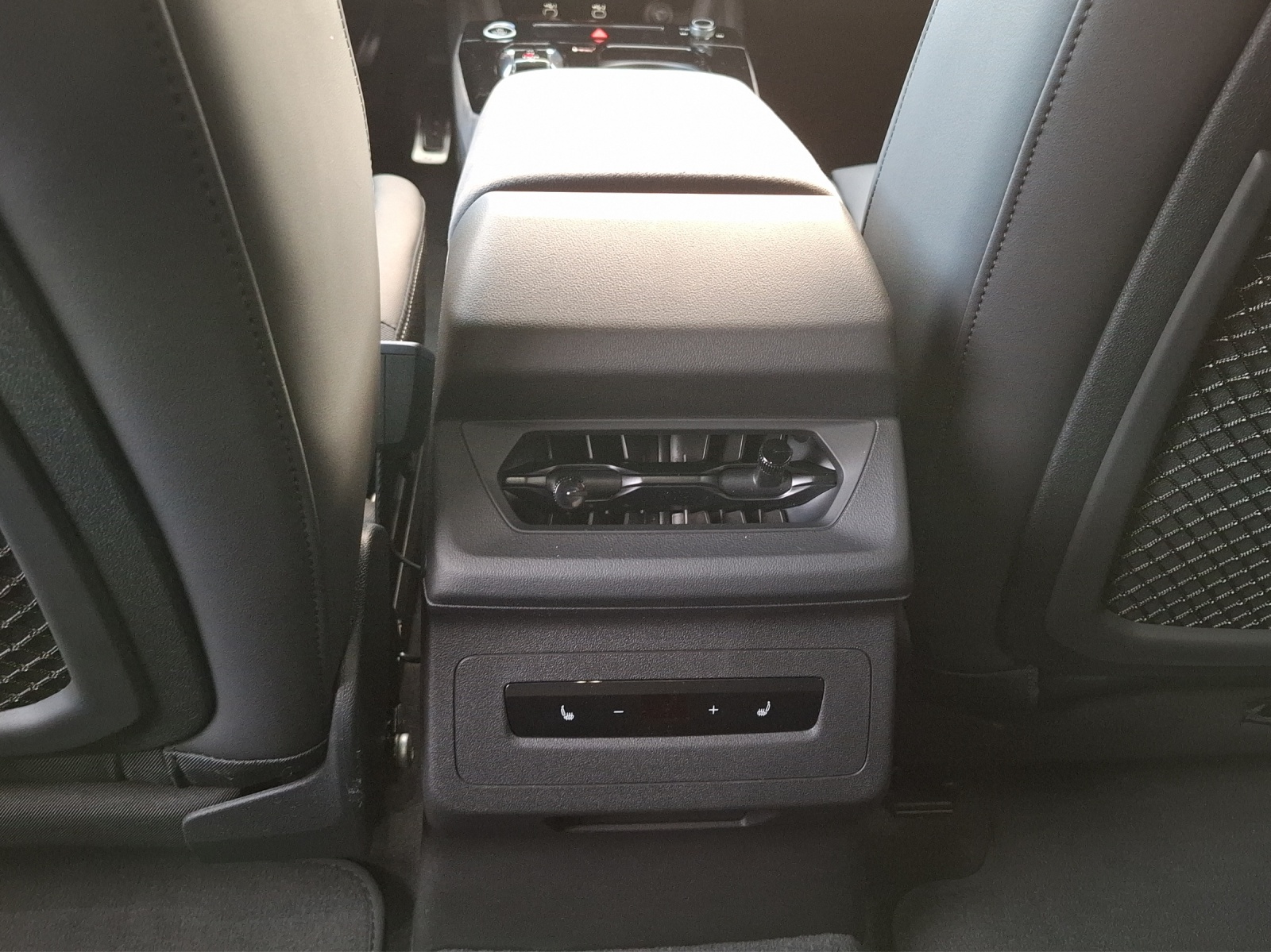 AUDI A6 Avant e-tron quattro-image-10