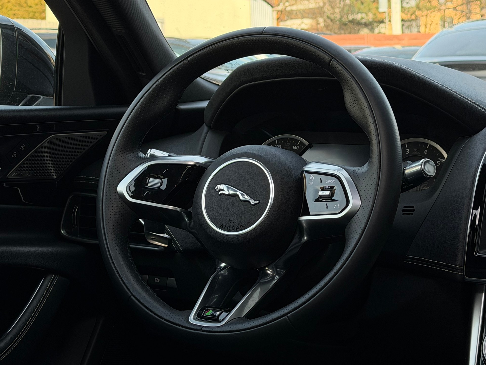 JAGUAR XE 2.0 R-Dynamic Black P250 RWD Automat-image-6