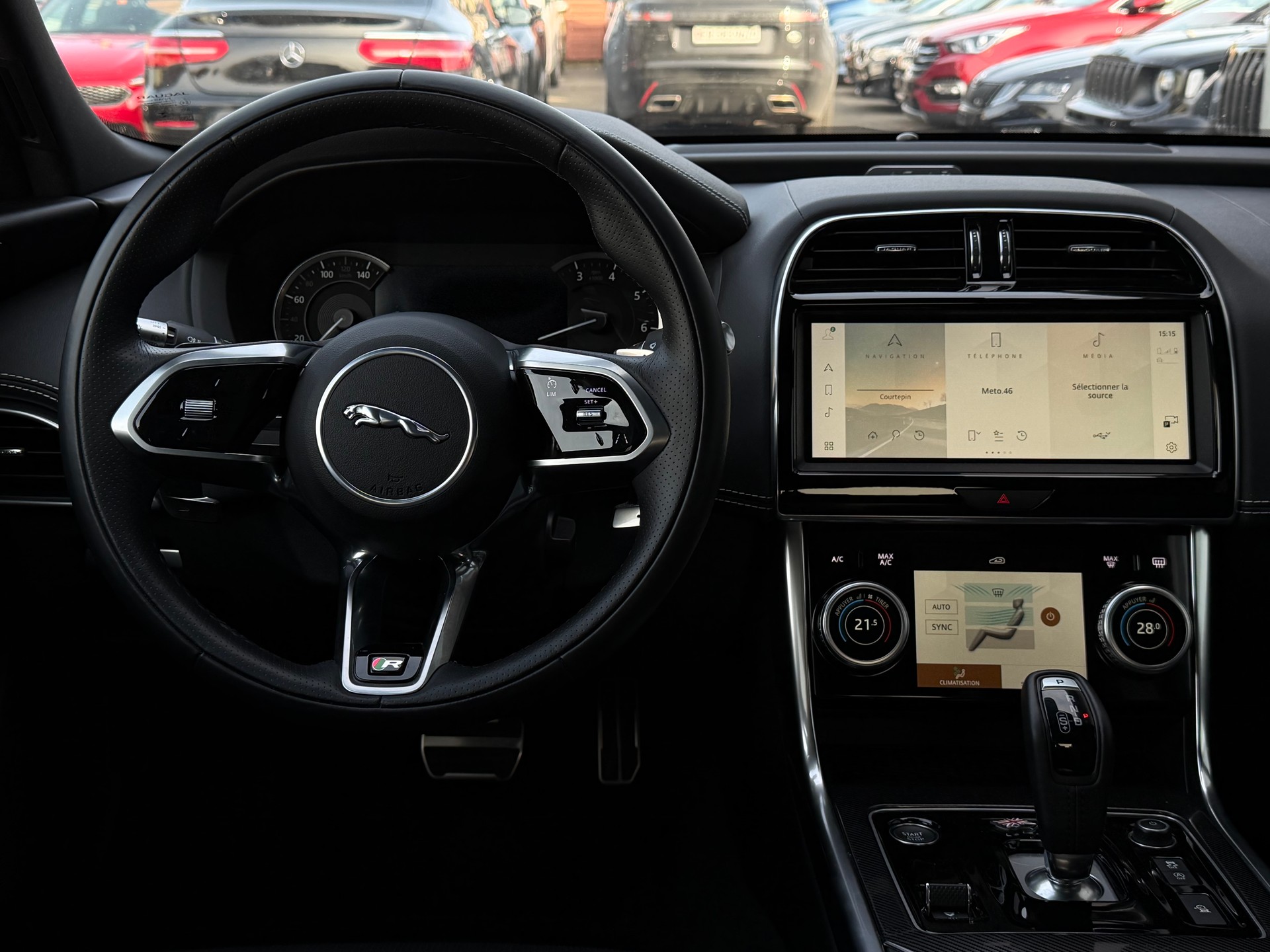 JAGUAR XE 2.0 R-Dynamic Black P250 RWD Automat-image-5