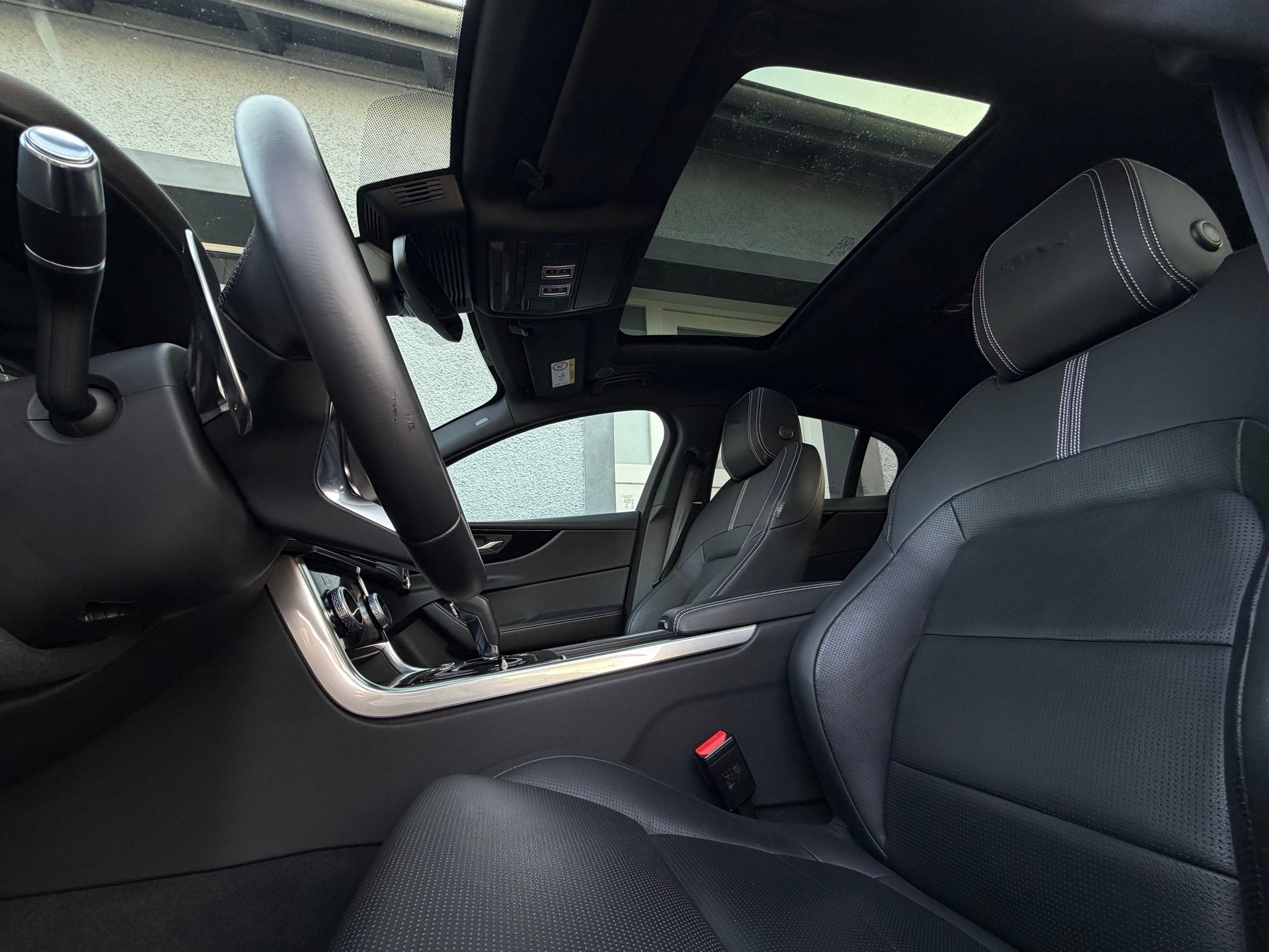 JAGUAR XE 2.0 R-Dynamic Black P250 RWD Automat-image-12