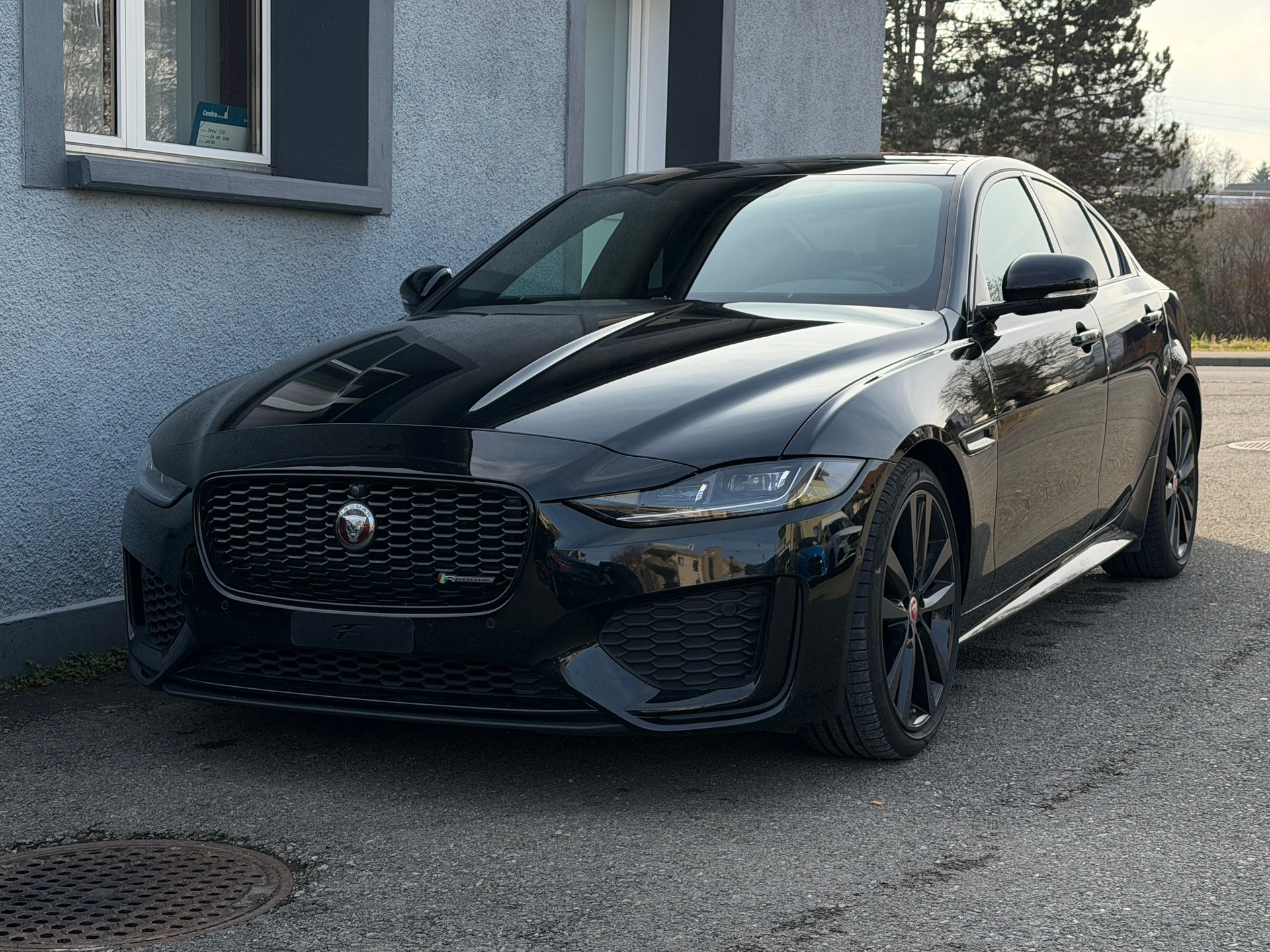 JAGUAR XE 2.0 R-Dynamic Black P250 RWD Automat-image-1