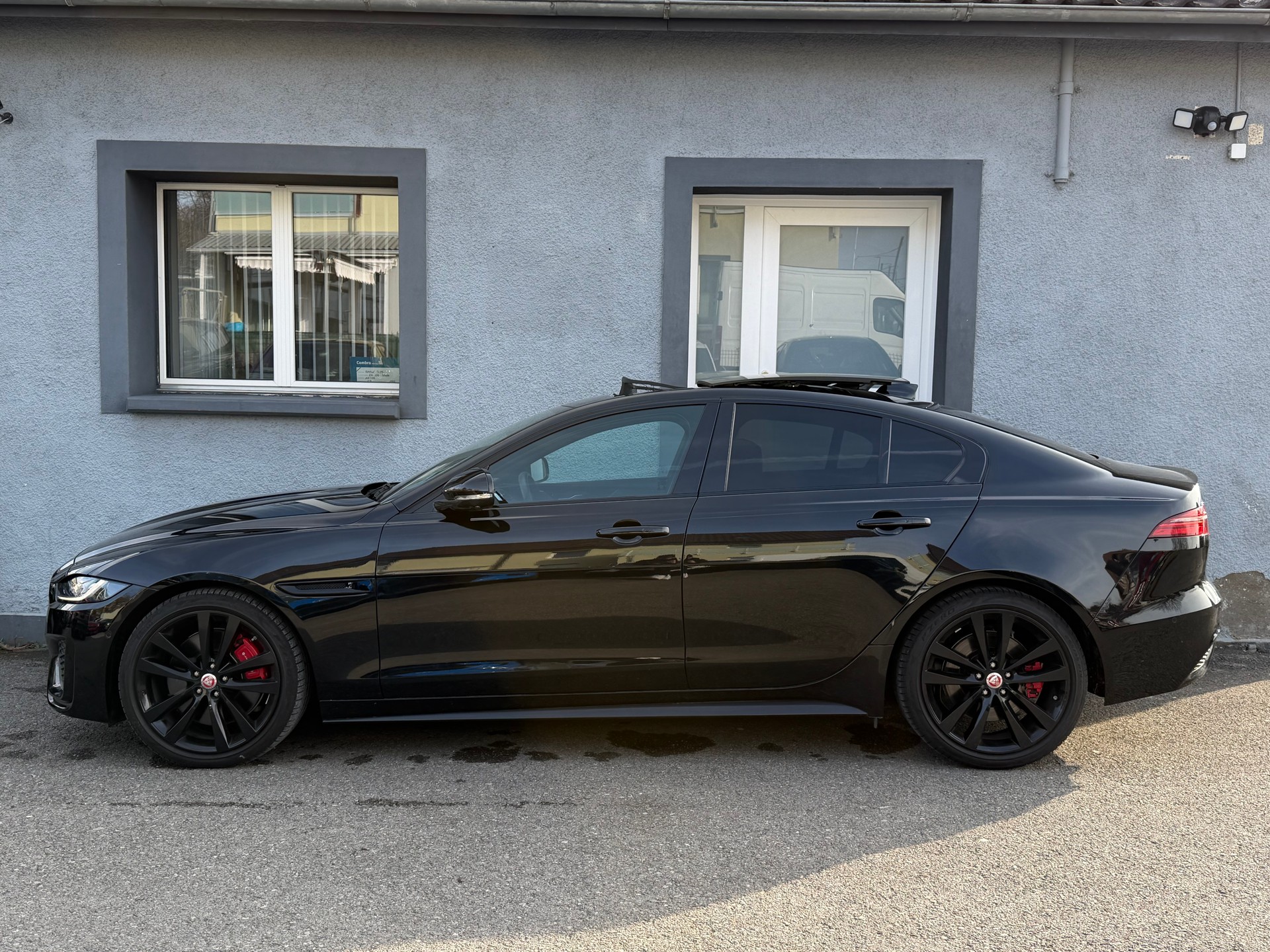 JAGUAR XE 2.0 R-Dynamic Black P250 RWD Automat-image-2