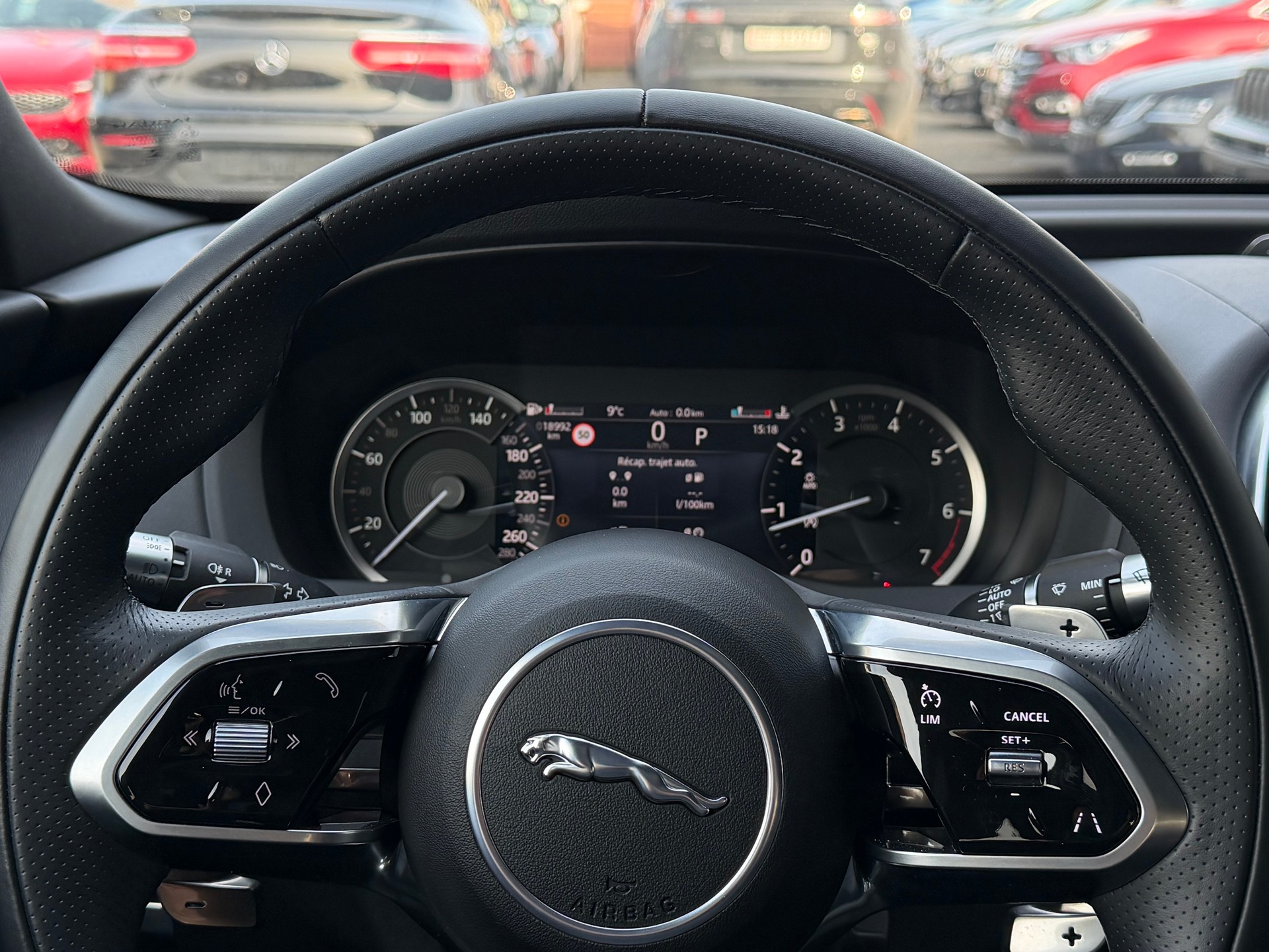 JAGUAR XE 2.0 R-Dynamic Black P250 RWD Automat-image-7