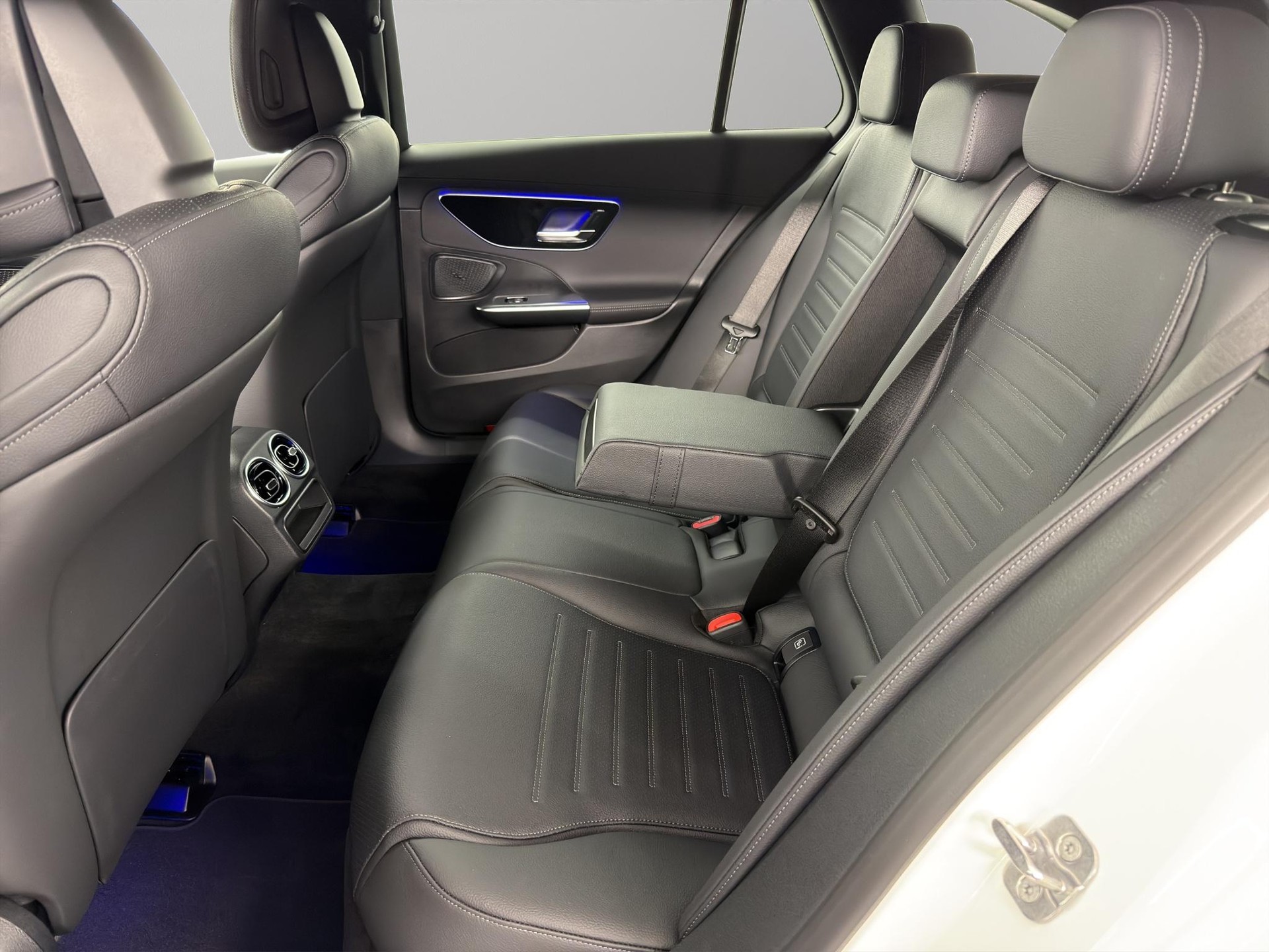 MERCEDES-BENZ C 220 d AMG Line 4matic Kombi-image-6