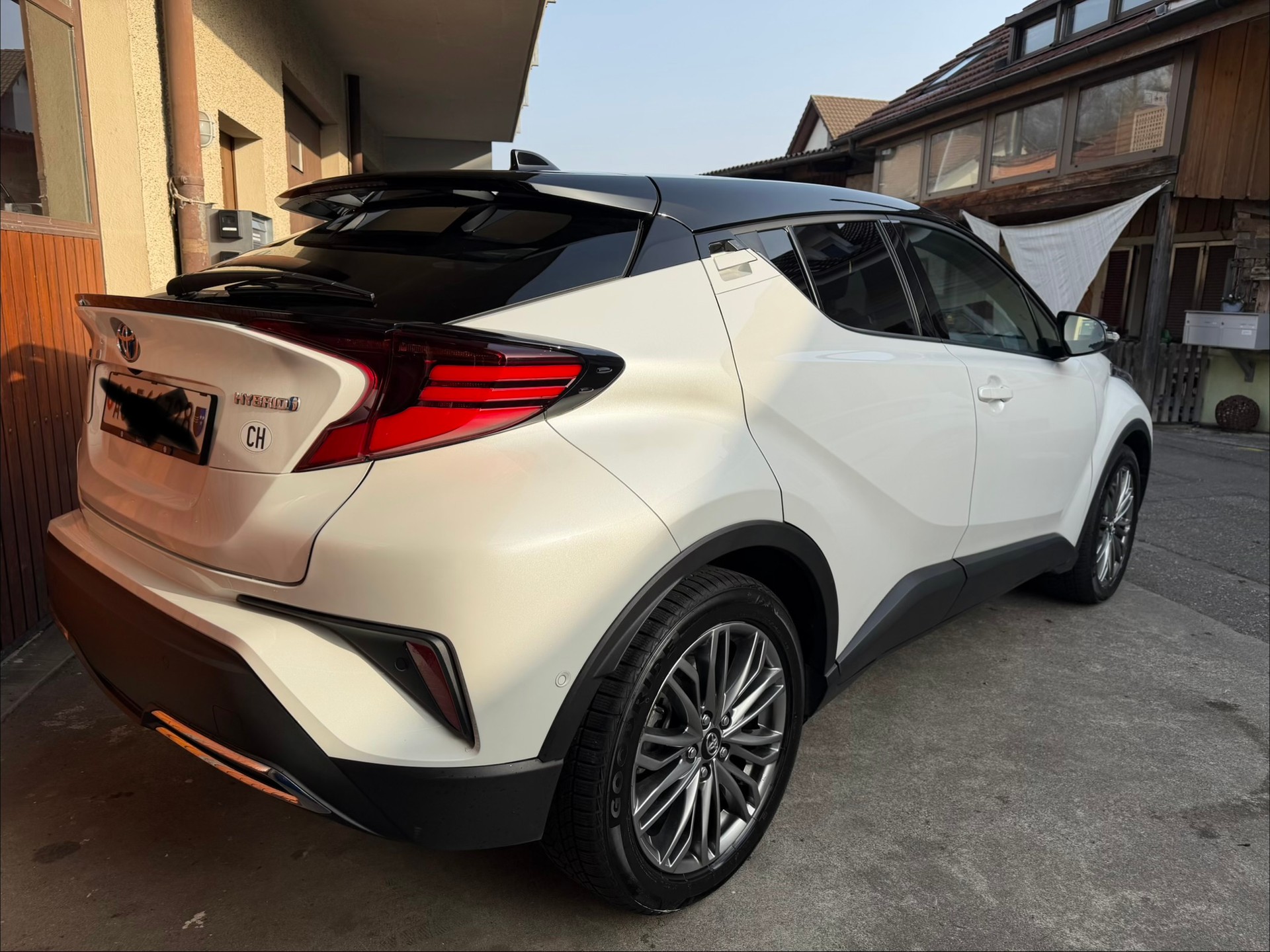 TOYOTA C-HR 2.0 HSD CVT Premium-image-3