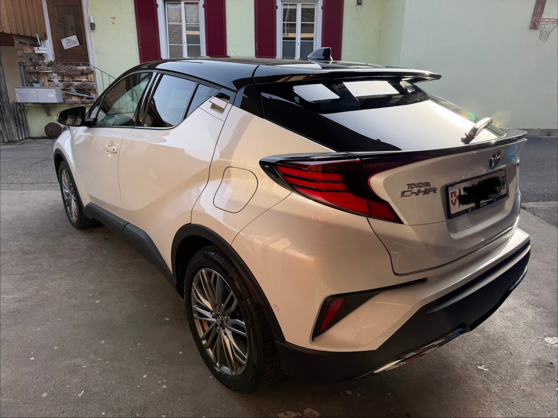 TOYOTA C-HR 2.0 HSD CVT Premium-image-4