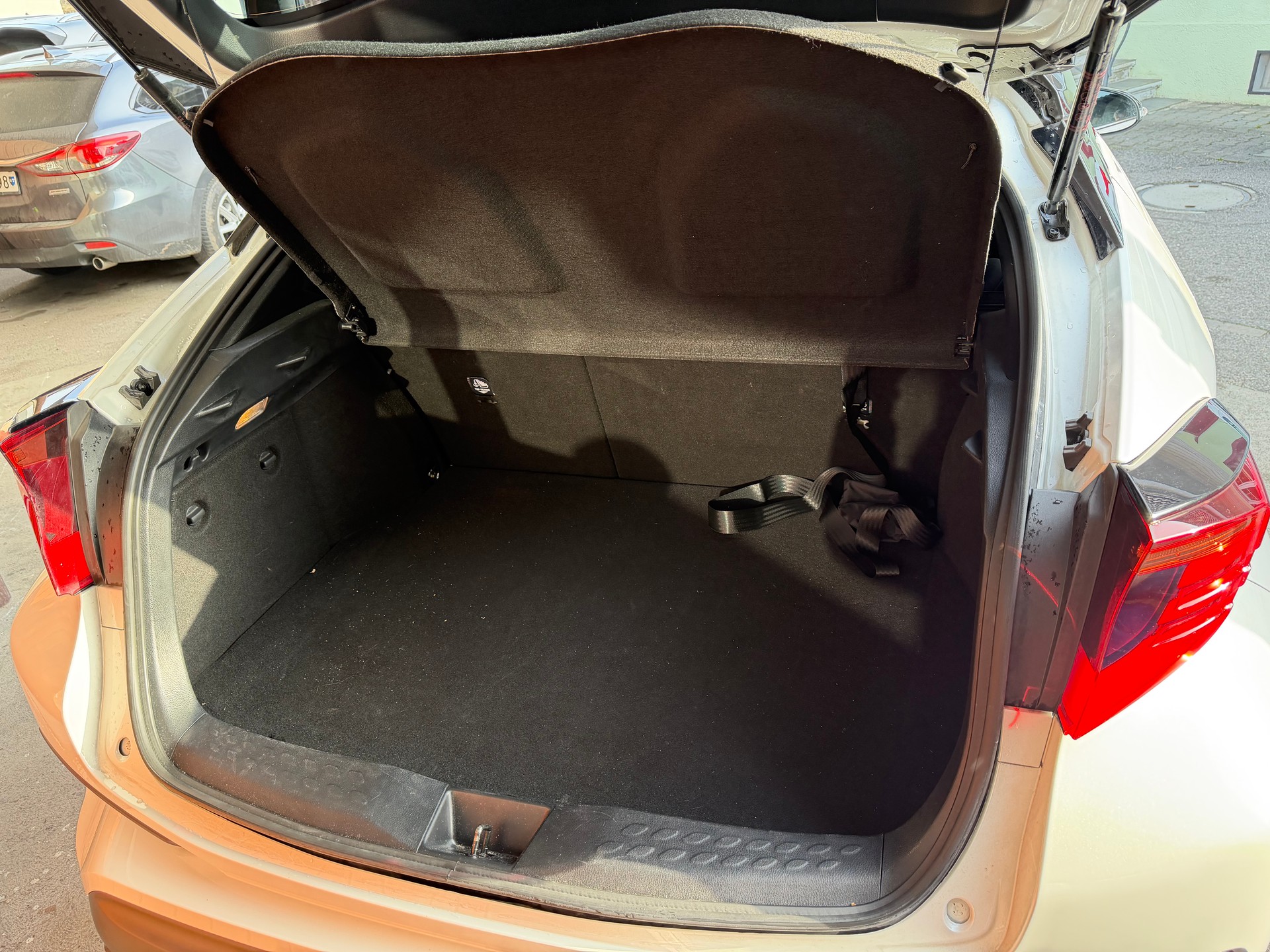 TOYOTA C-HR 2.0 HSD CVT Premium-image-9
