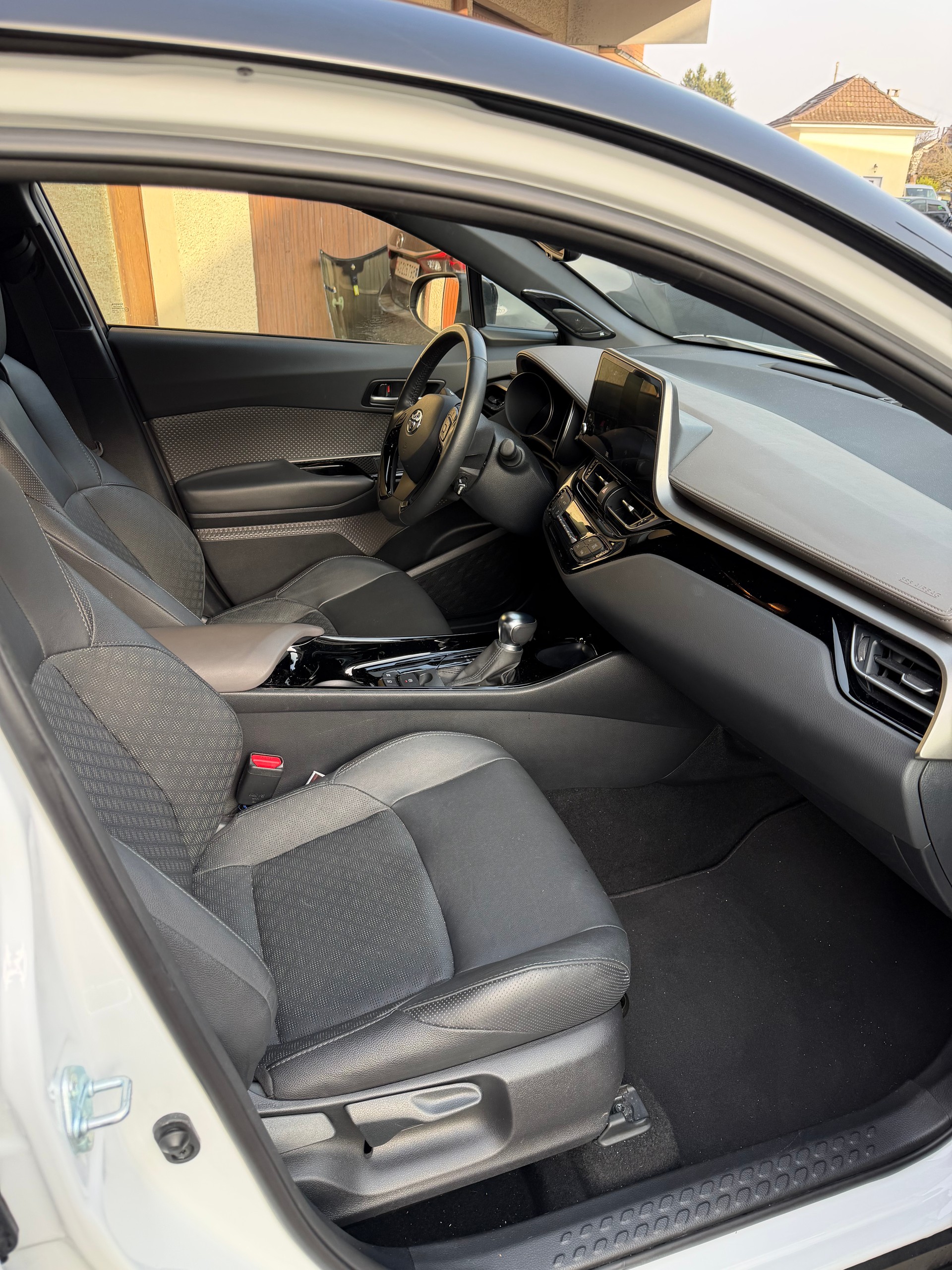 TOYOTA C-HR 2.0 HSD CVT Premium-image-7
