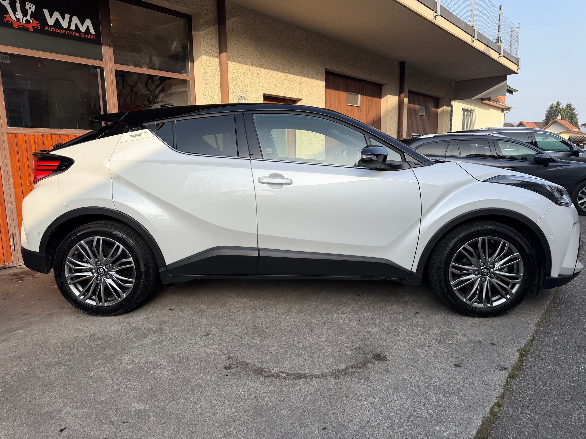TOYOTA C-HR 2.0 HSD CVT Premium-image-2