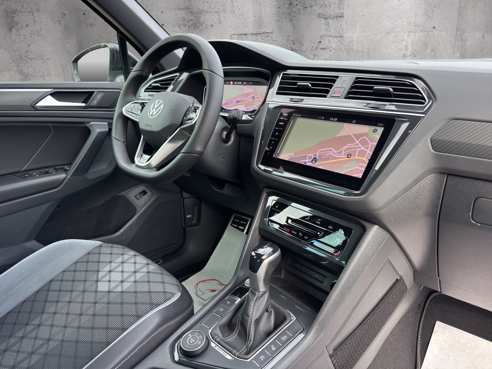 VW Tiguan 2.0 TDI SCR R-Line 4Motion DSG-image-12