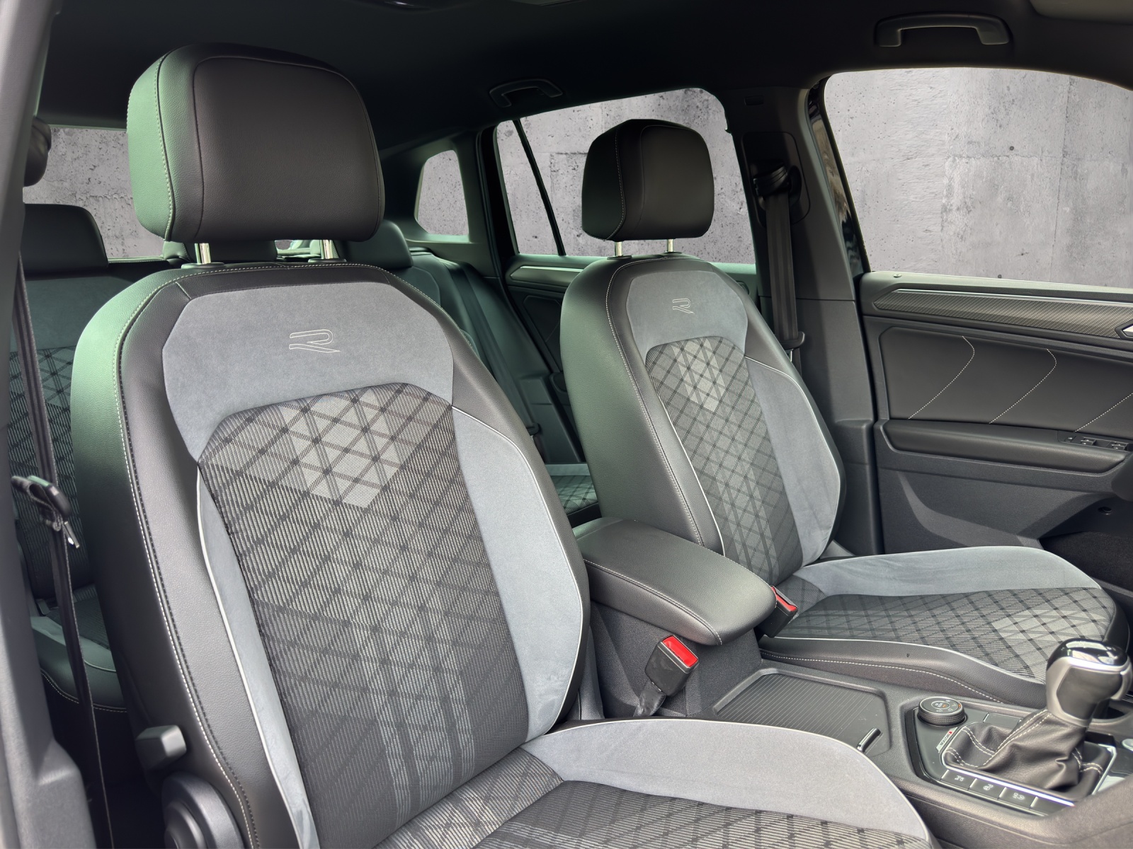 VW Tiguan 2.0 TDI SCR R-Line 4Motion DSG-image-13