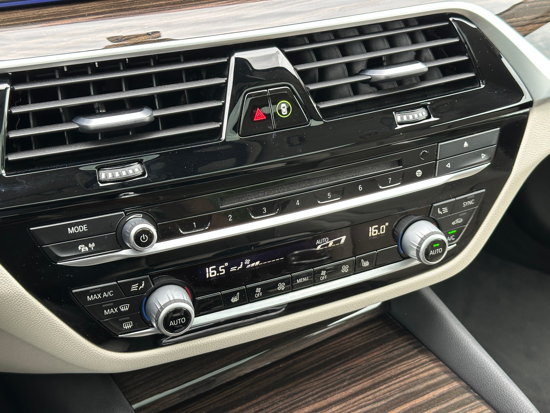 BMW 520d Sport Line *Schiebedach* *M Sport-Räder*-image-17