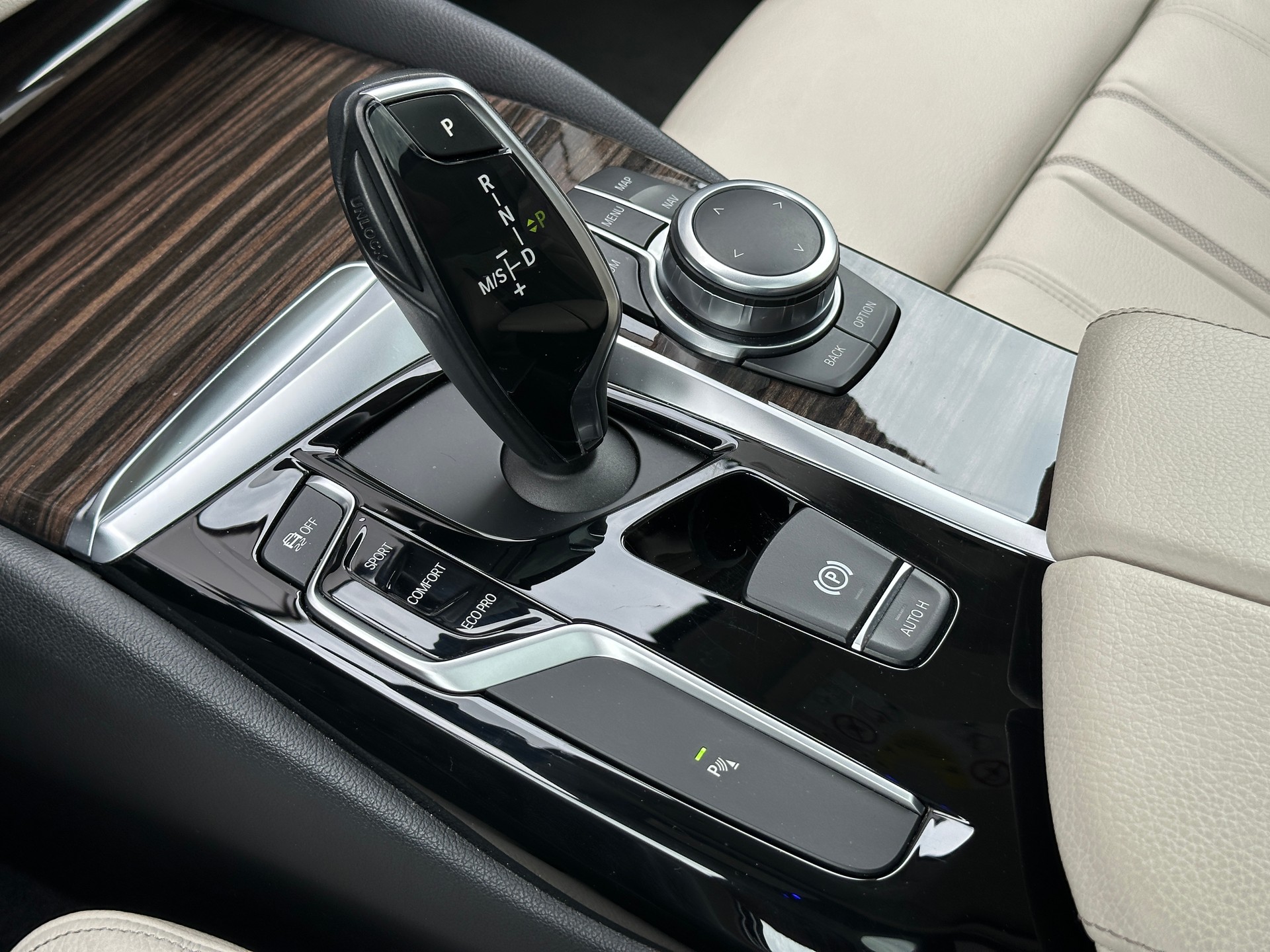BMW 520d Sport Line *Schiebedach* *M Sport-Räder*-image-16