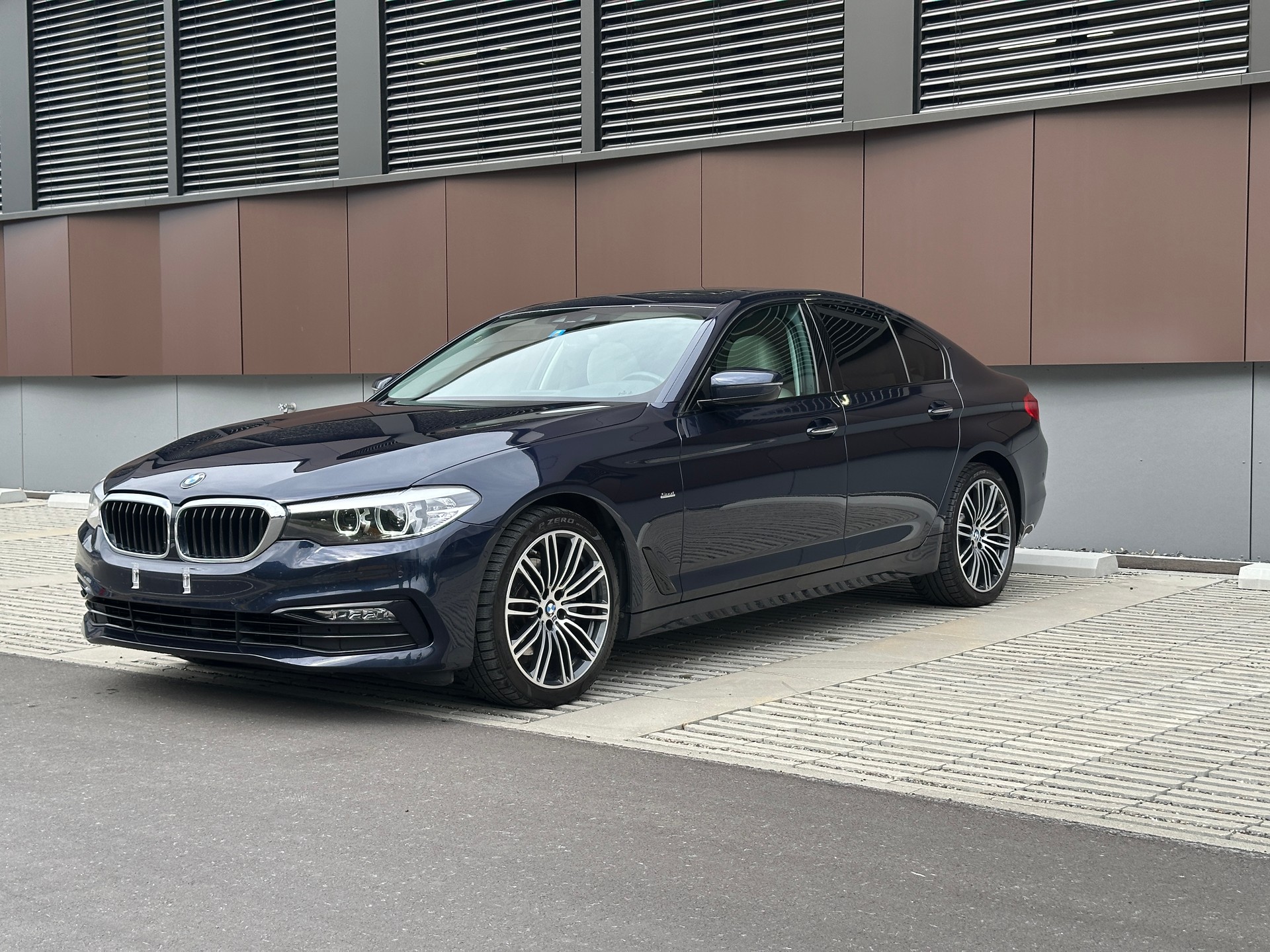 BMW 520d Sport Line *Schiebedach* *M Sport-Räder*-image-0