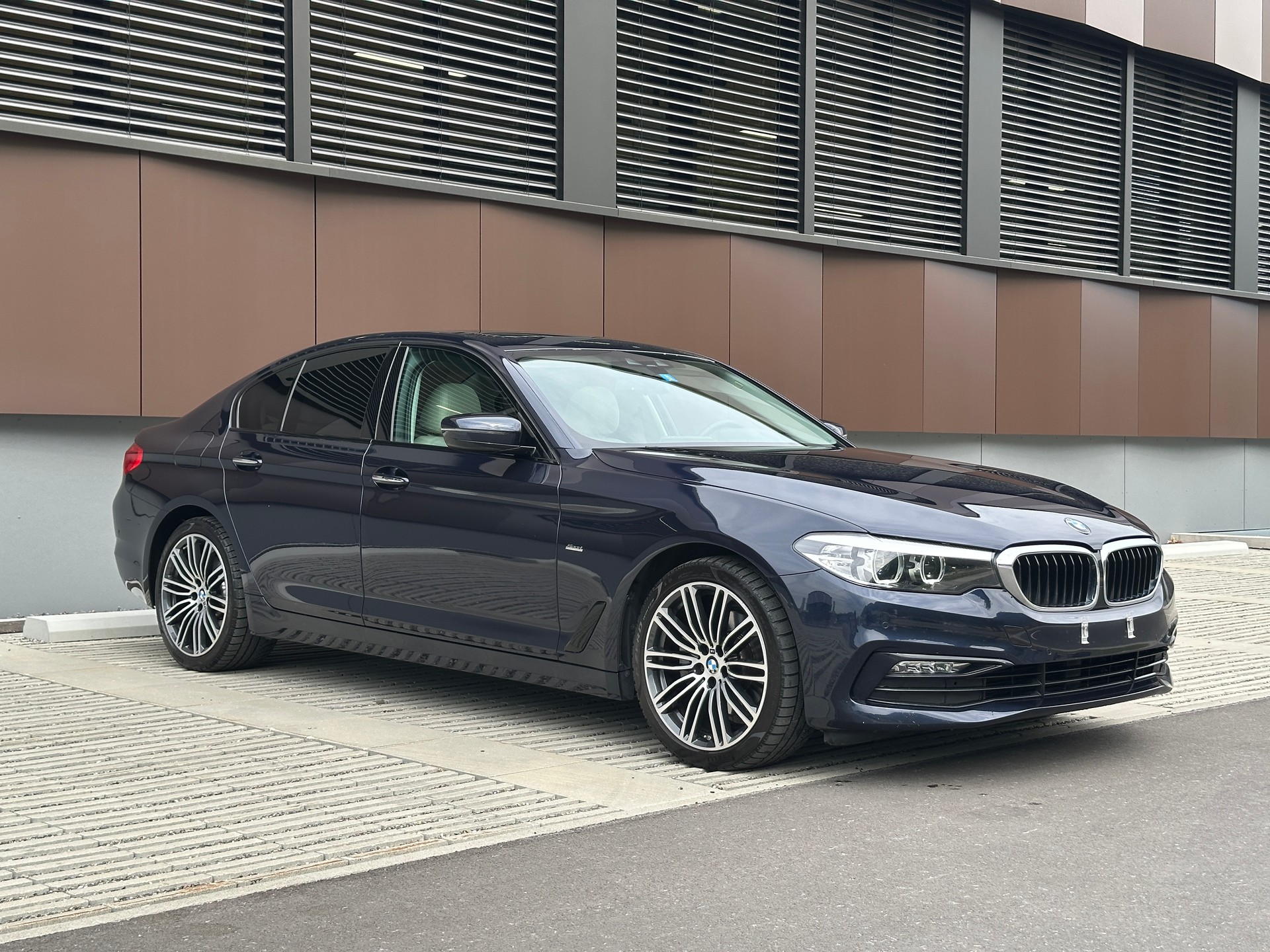 BMW 520d Sport Line *Schiebedach* *M Sport-Räder*-image-2