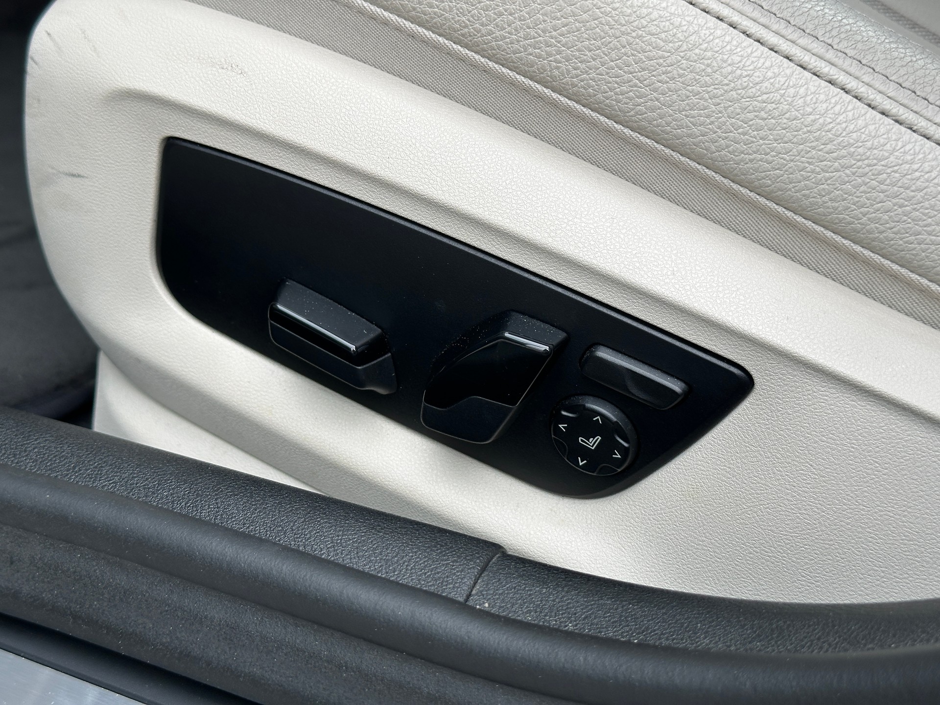 BMW 520d Sport Line *Schiebedach* *M Sport-Räder*-image-25